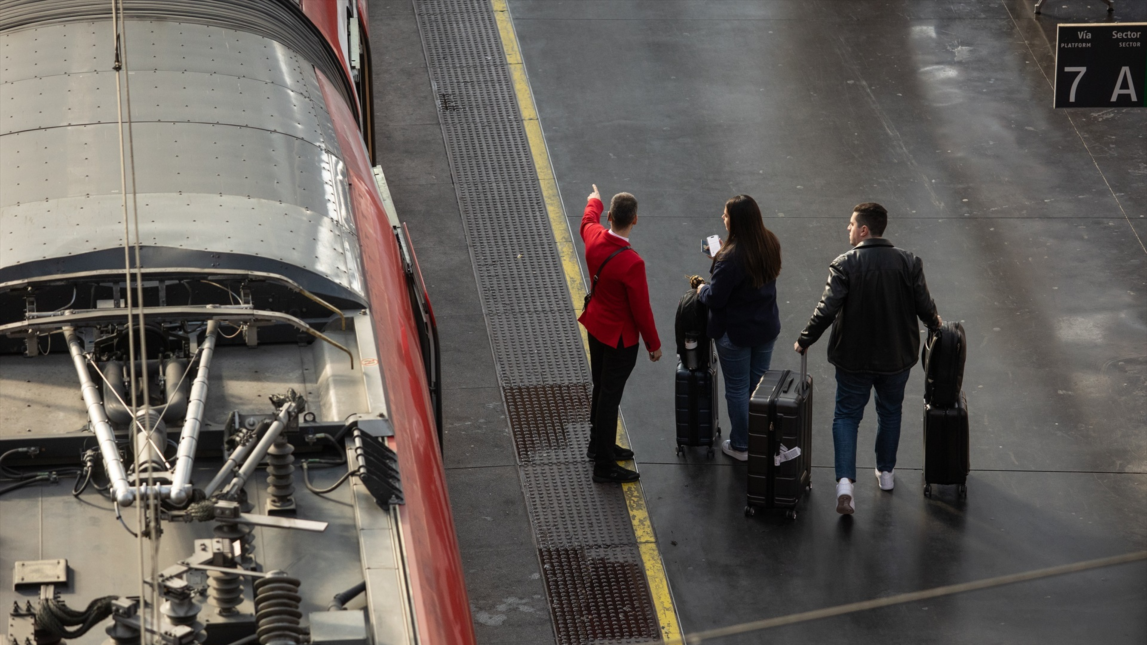Raúl, maquinista, destapa la verdad del acuerdo de Renfe, Adif y sindicatos para desconvocar la huelga: "Detrás está el SEMAF y sus pretensiones"