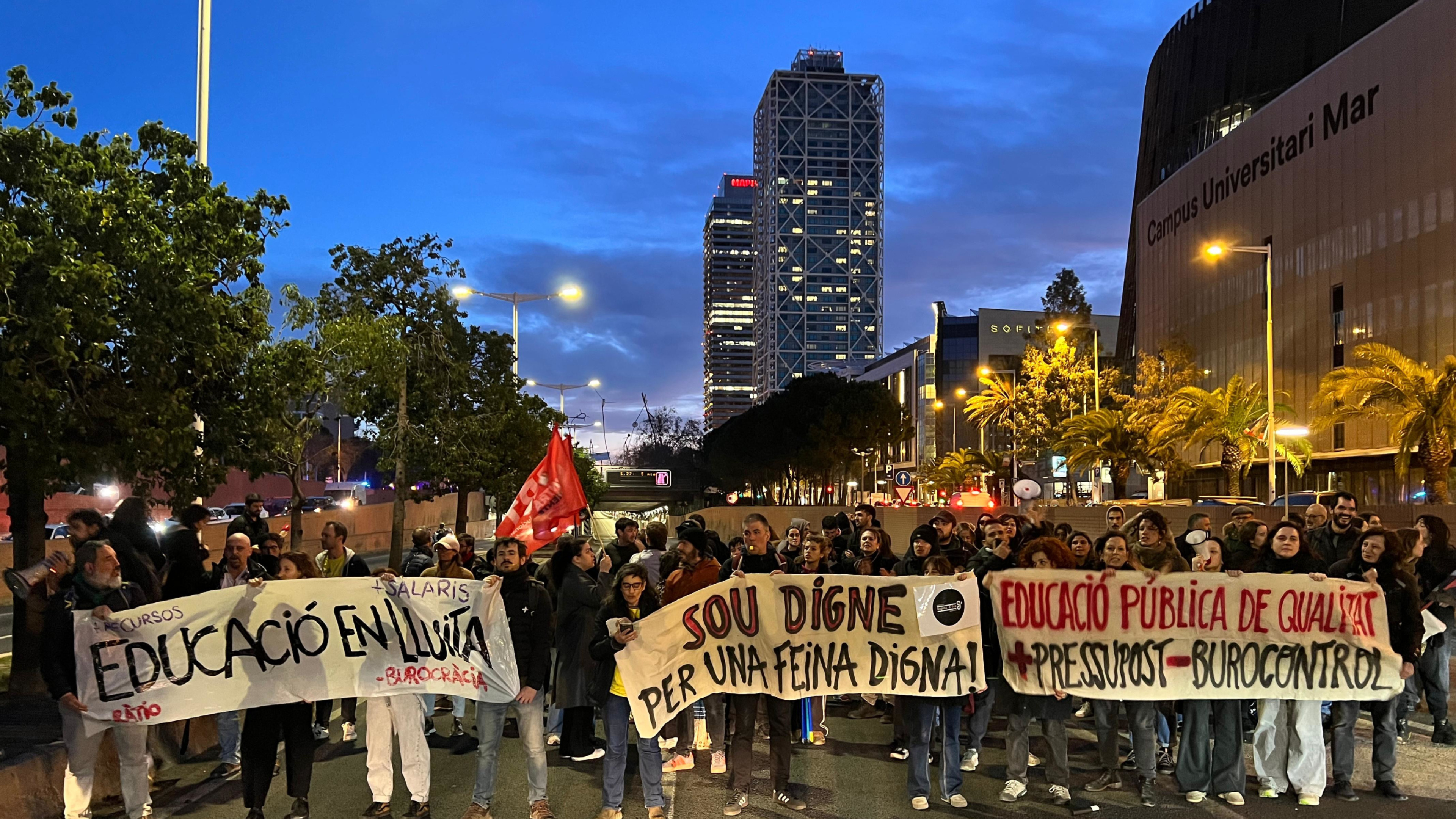 La huelga educativa colapsa las carreteras y provoca el caos en los accesos a Barcelona
