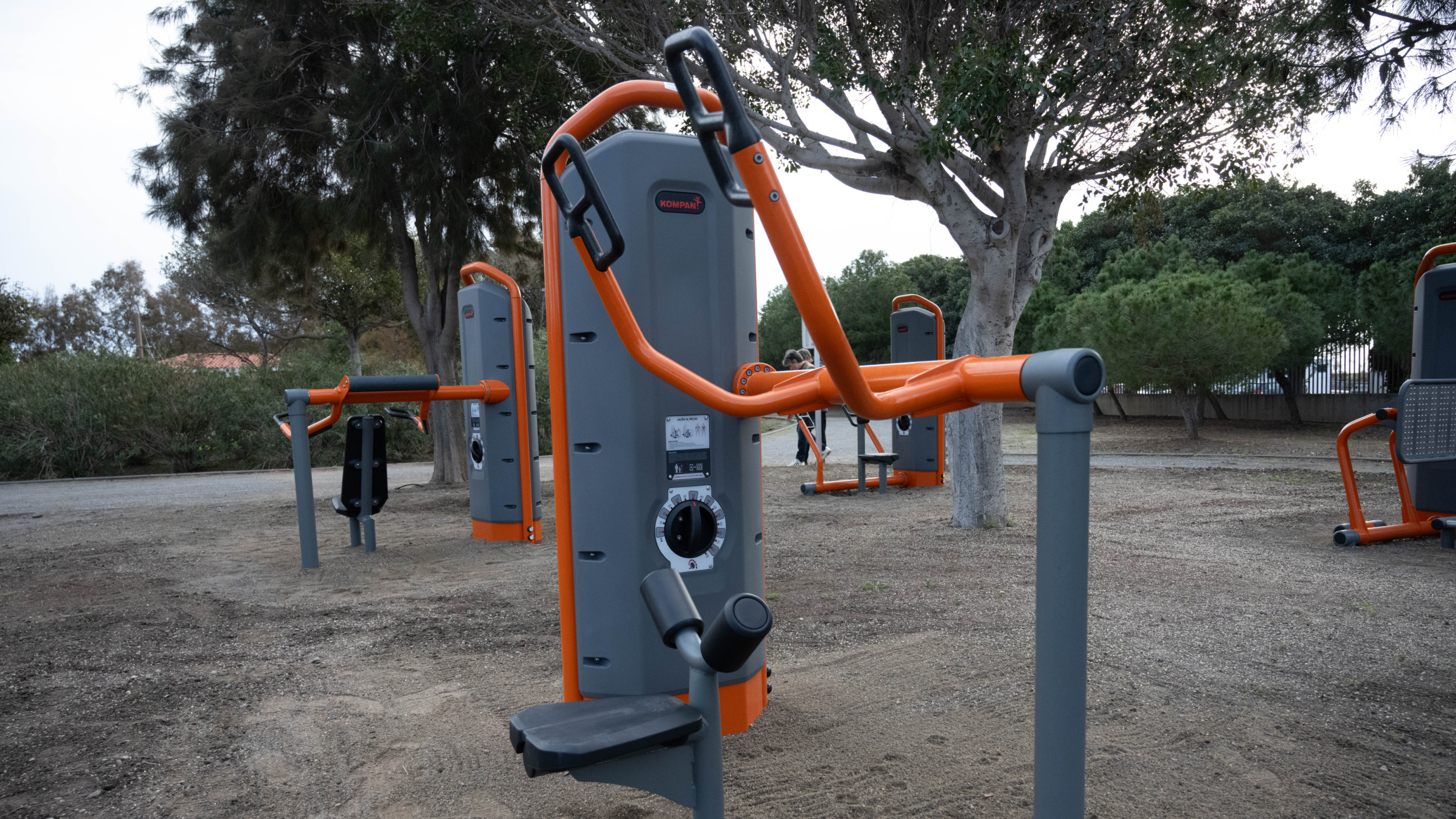 Almería estrena su primer gimnasio al aire libre en el Parque del Andarax