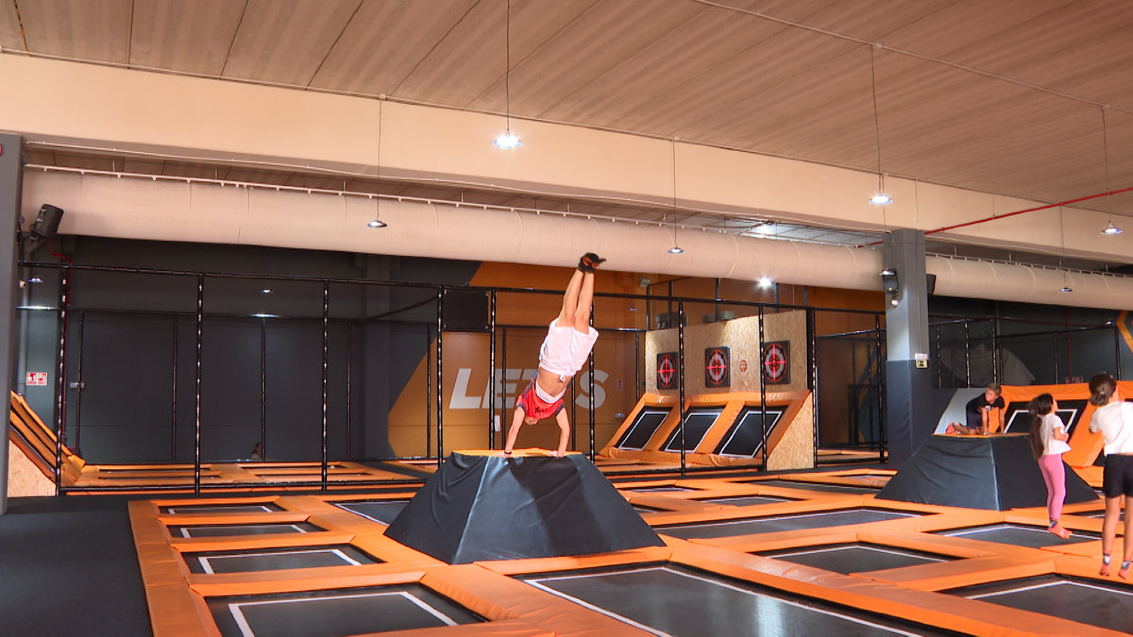 El bazar más famoso de Badajoz se transforma en un gran parque de ocio y saltos