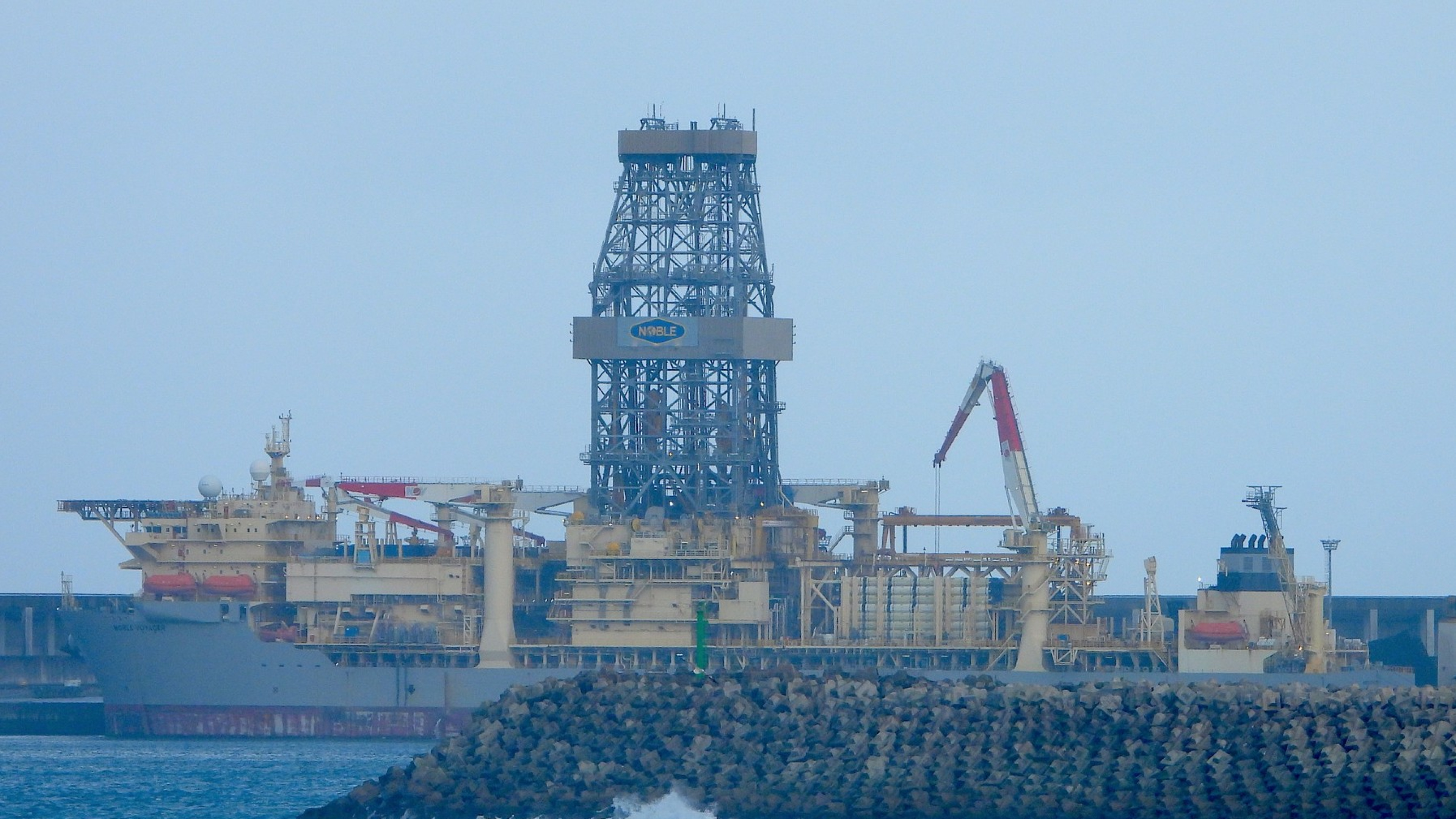 El puerto exterior de A Coruña tiene atracada a la plataforma 'Noble Voyager' para una compleja operación técnica