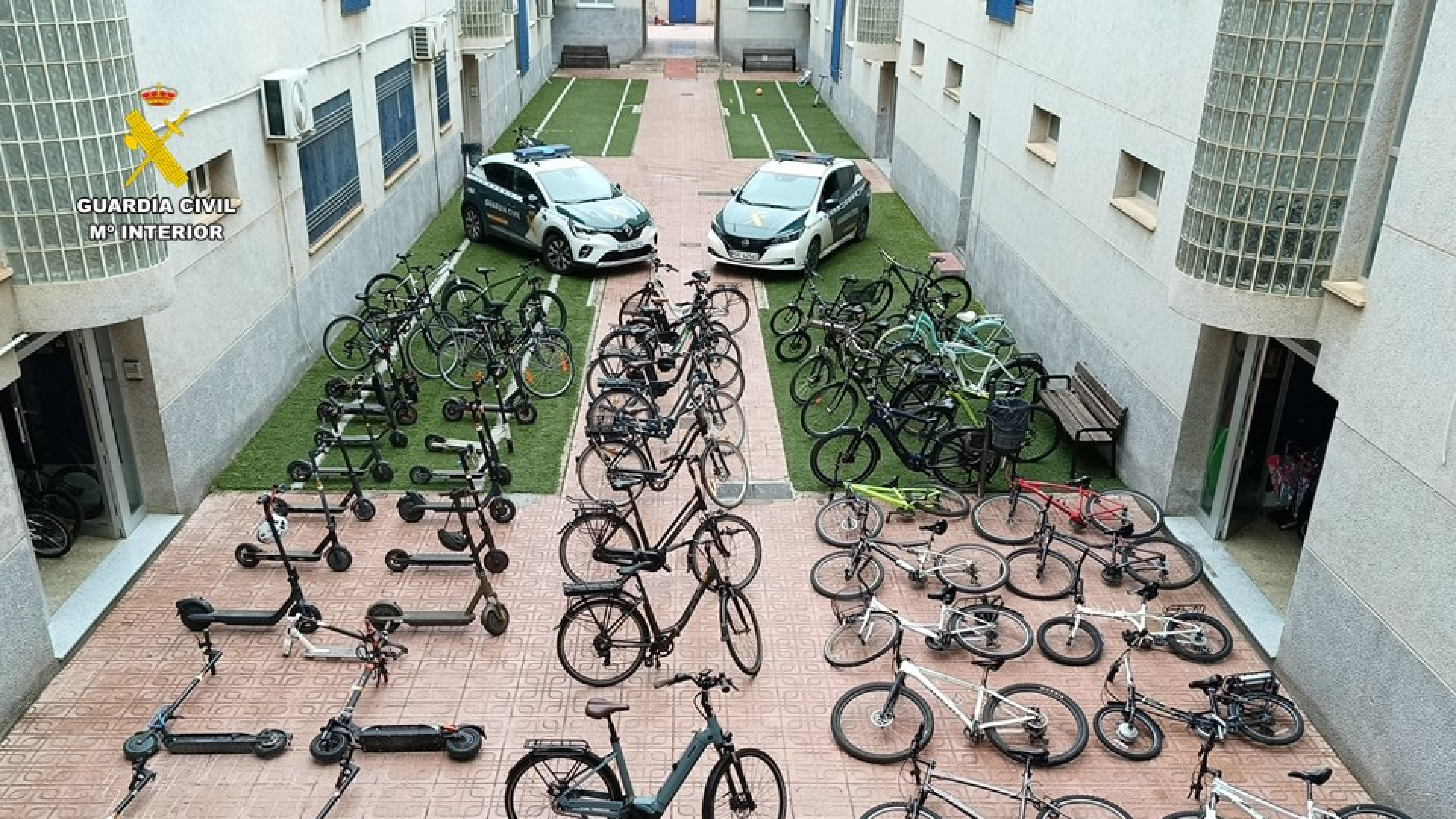 Patinetes en la bañera y bicicletas hasta el techo: así era el piso del detenido en Torrevieja