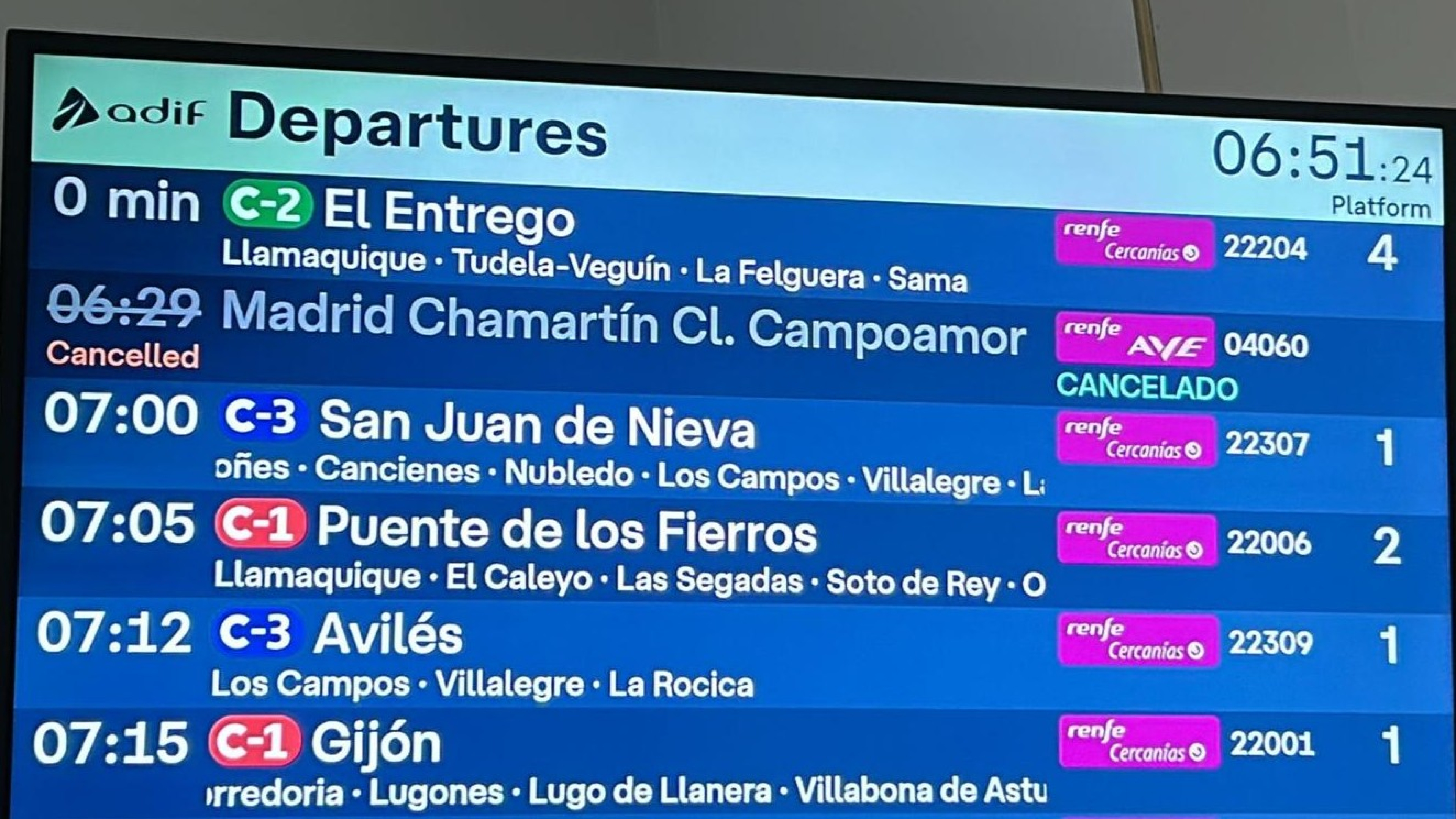 Nuria García, pasajera del AVE cancelado en Asturias por la huelga de los sindicatos minoritarios: "Ha sido un caos, no puede ser"