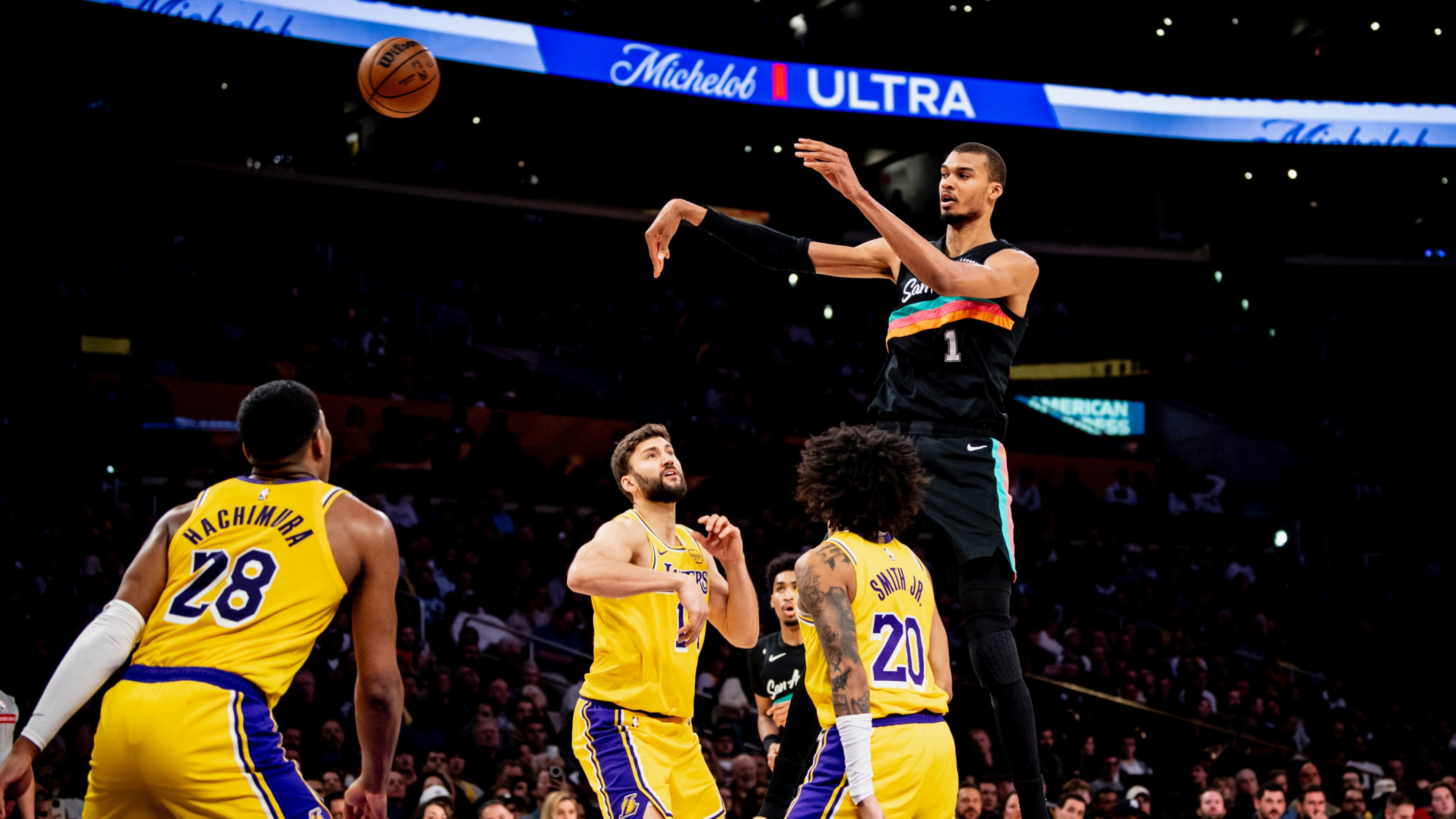 A Wembanyama le bastan 26 minutos para ridiculizar a los Lakers