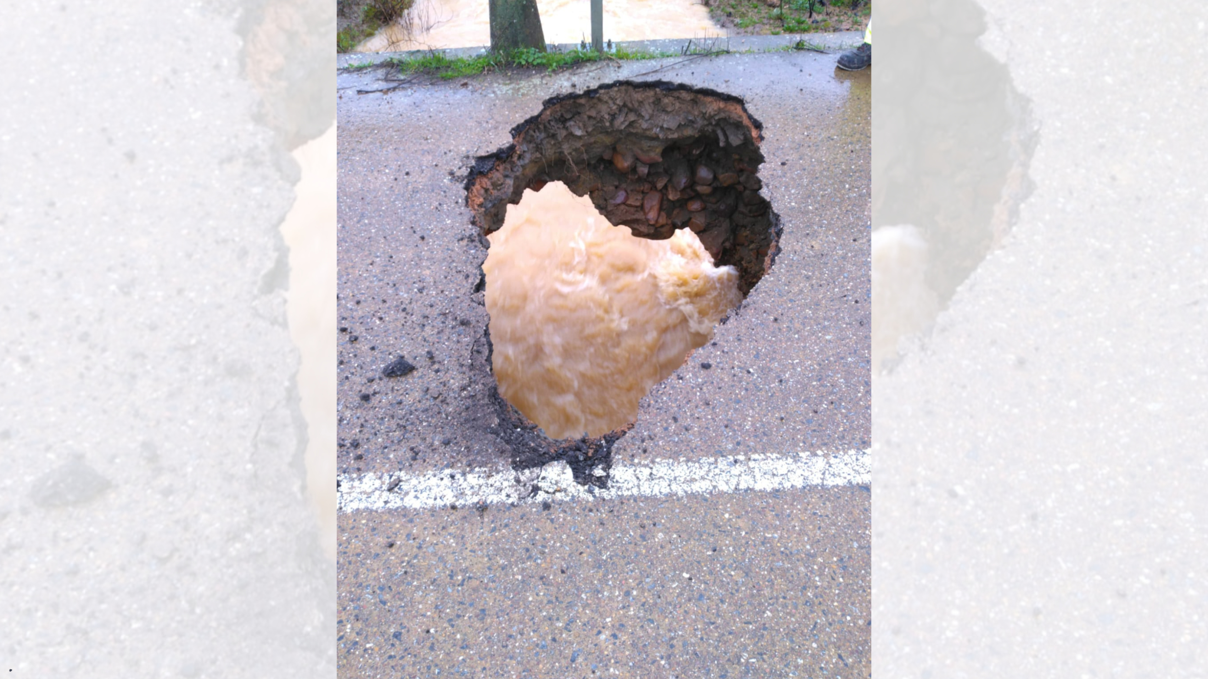 Un enorme socavón obliga a cortar la carretera BA-049 entre Castilblanco y Alía