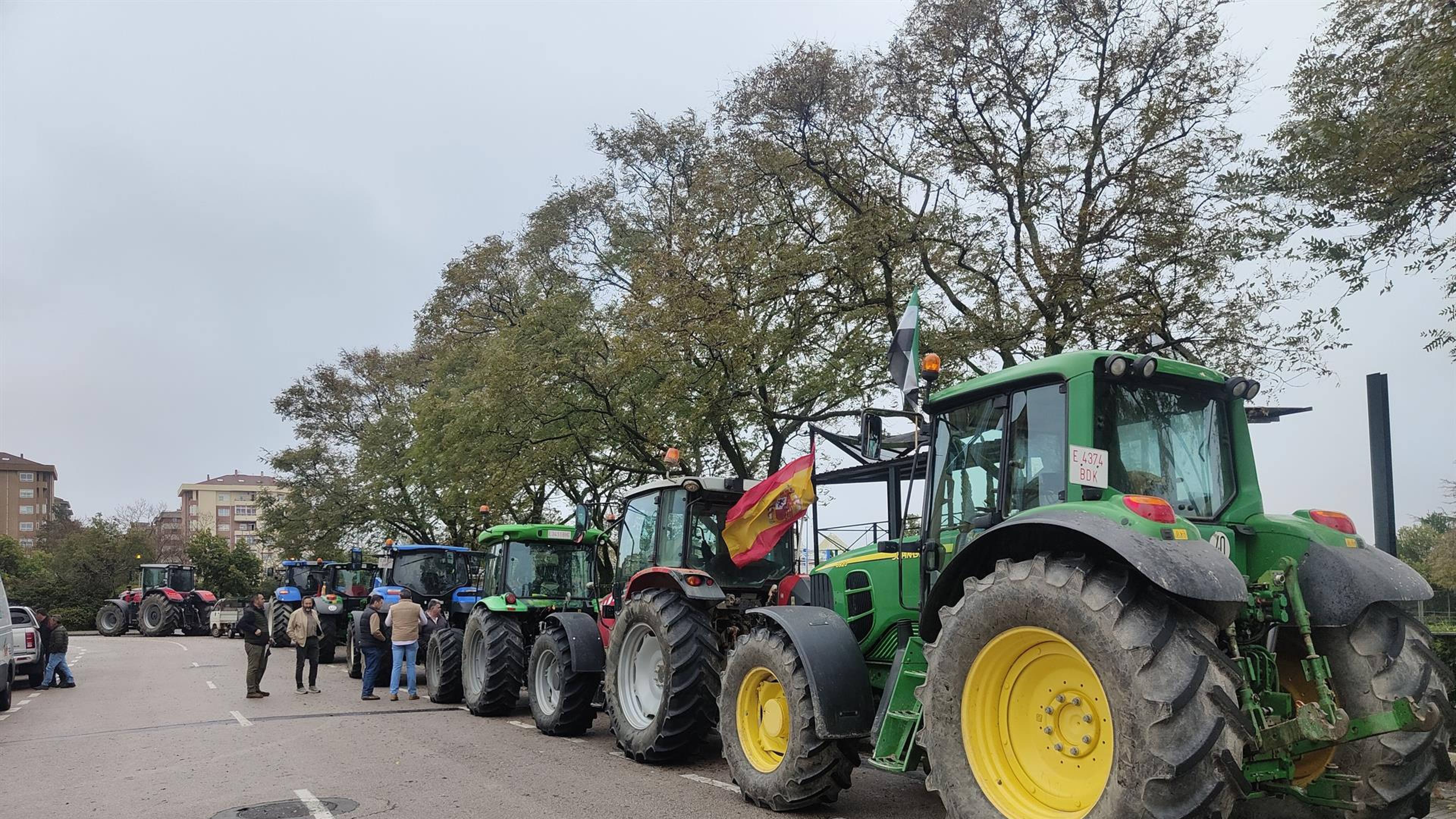 Agricultores, ganaderos y apicultores cortan varias vías en Cáceres en protesta por la situación del campo