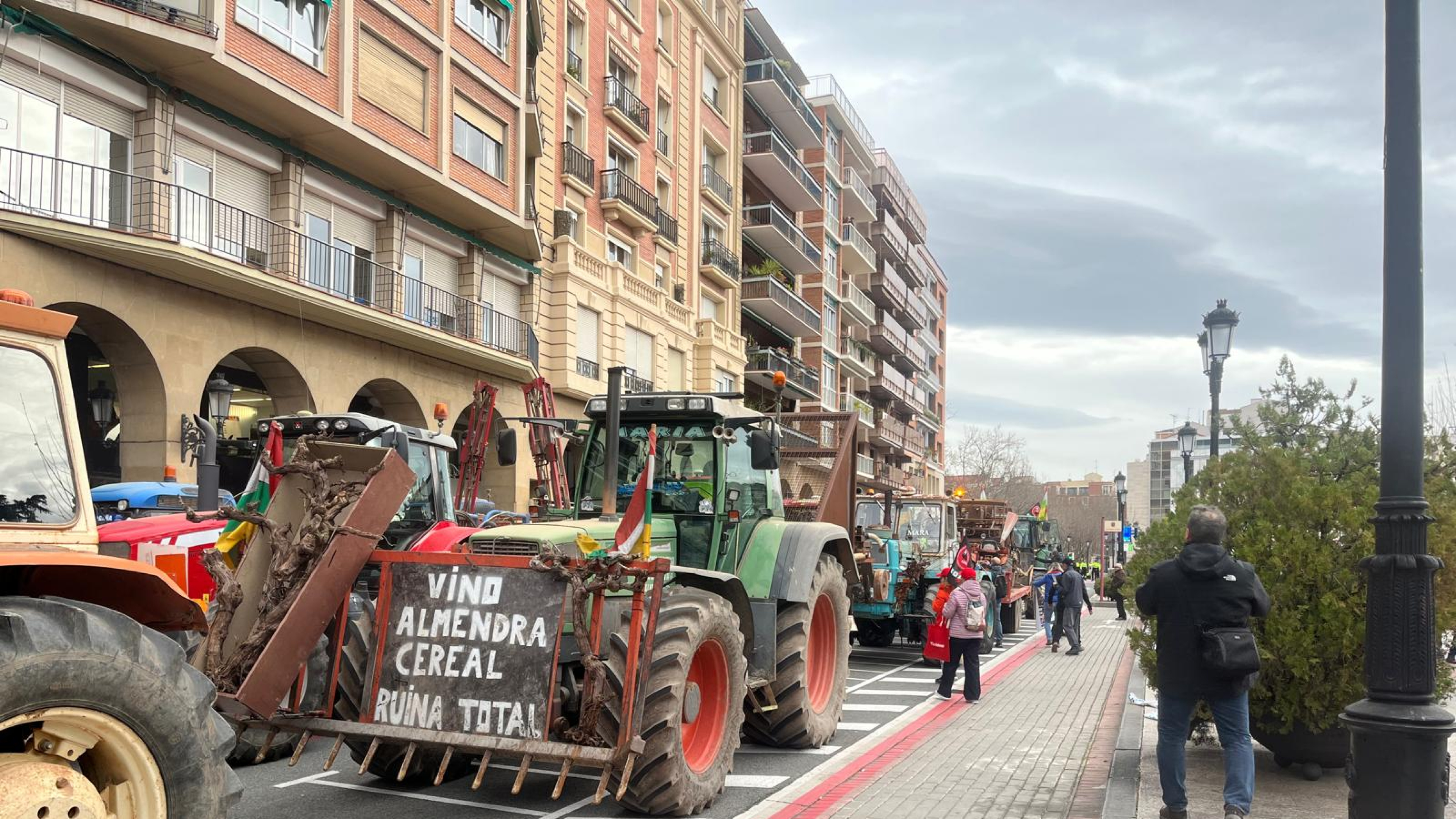 El campo riojano abarrota Logroño y exige a los políticos hechos y no palabras: "¡Qué nos escuchen de una puñetera vez!"