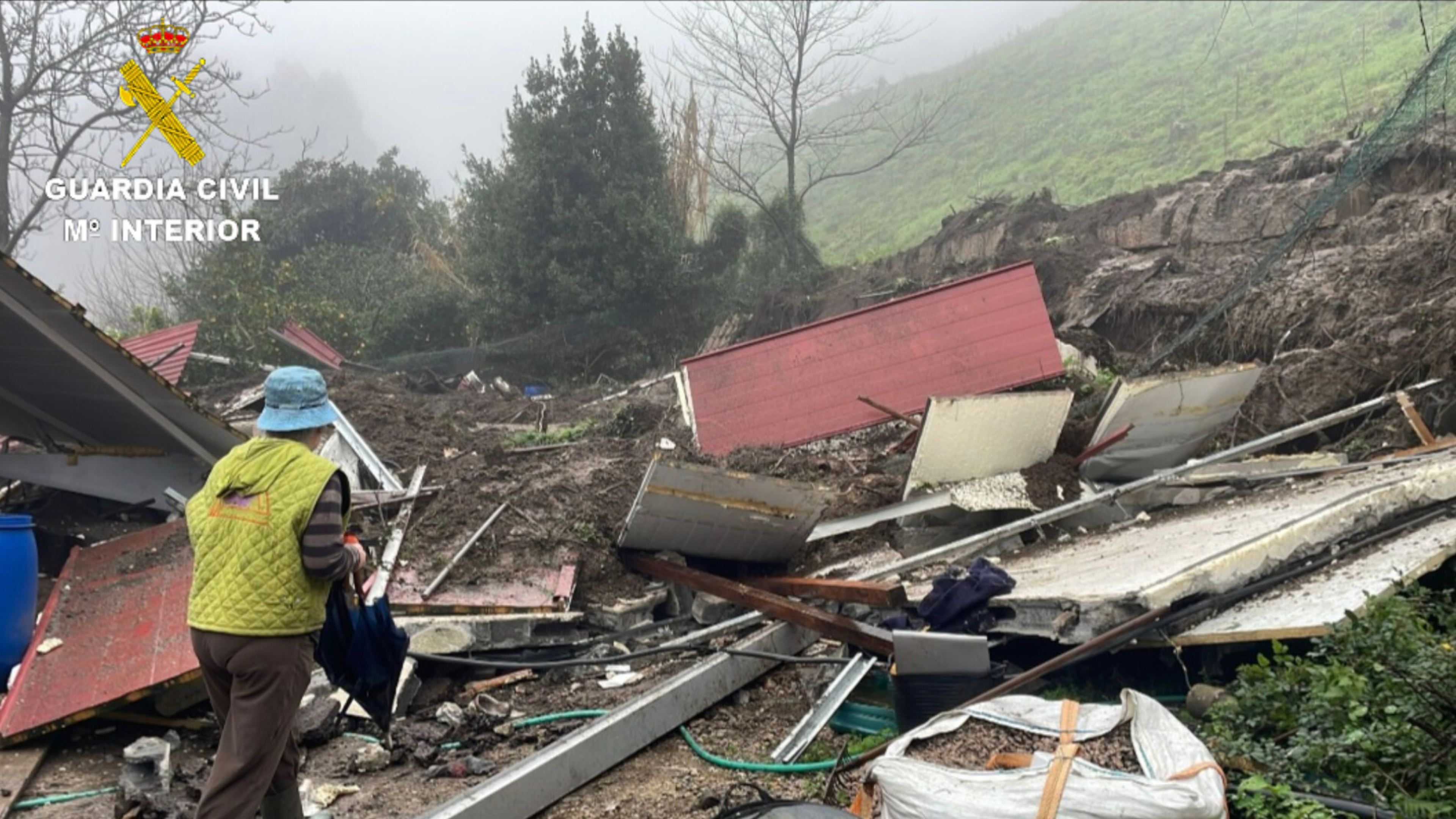 Un derrumbe en la Autovía do Morrazo en Moaña (Pontevedra) deja un herido leve y daña una vivienda