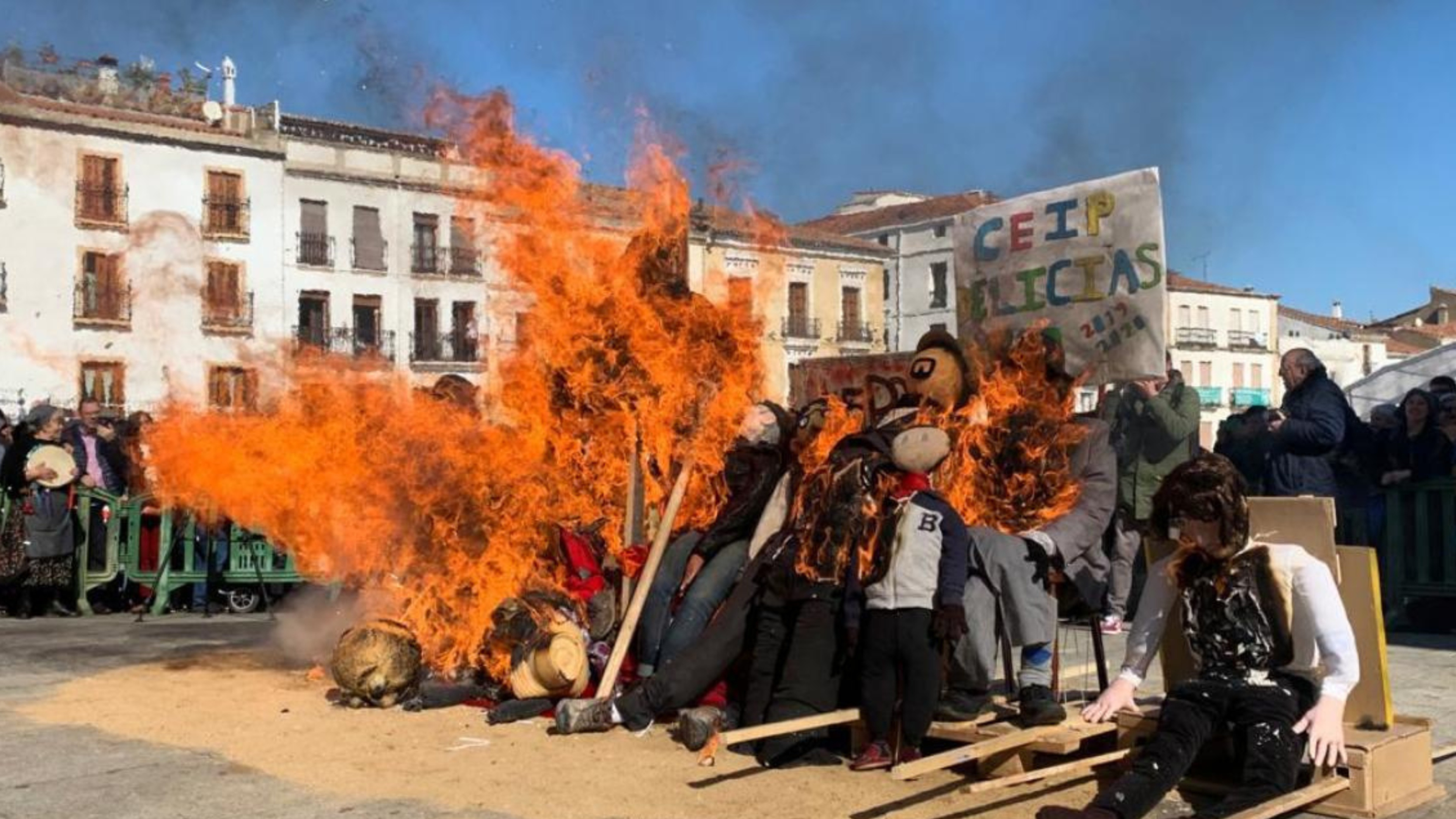 La lluvia obliga a Cáceres a suspender el tradicional desfile del Pelele