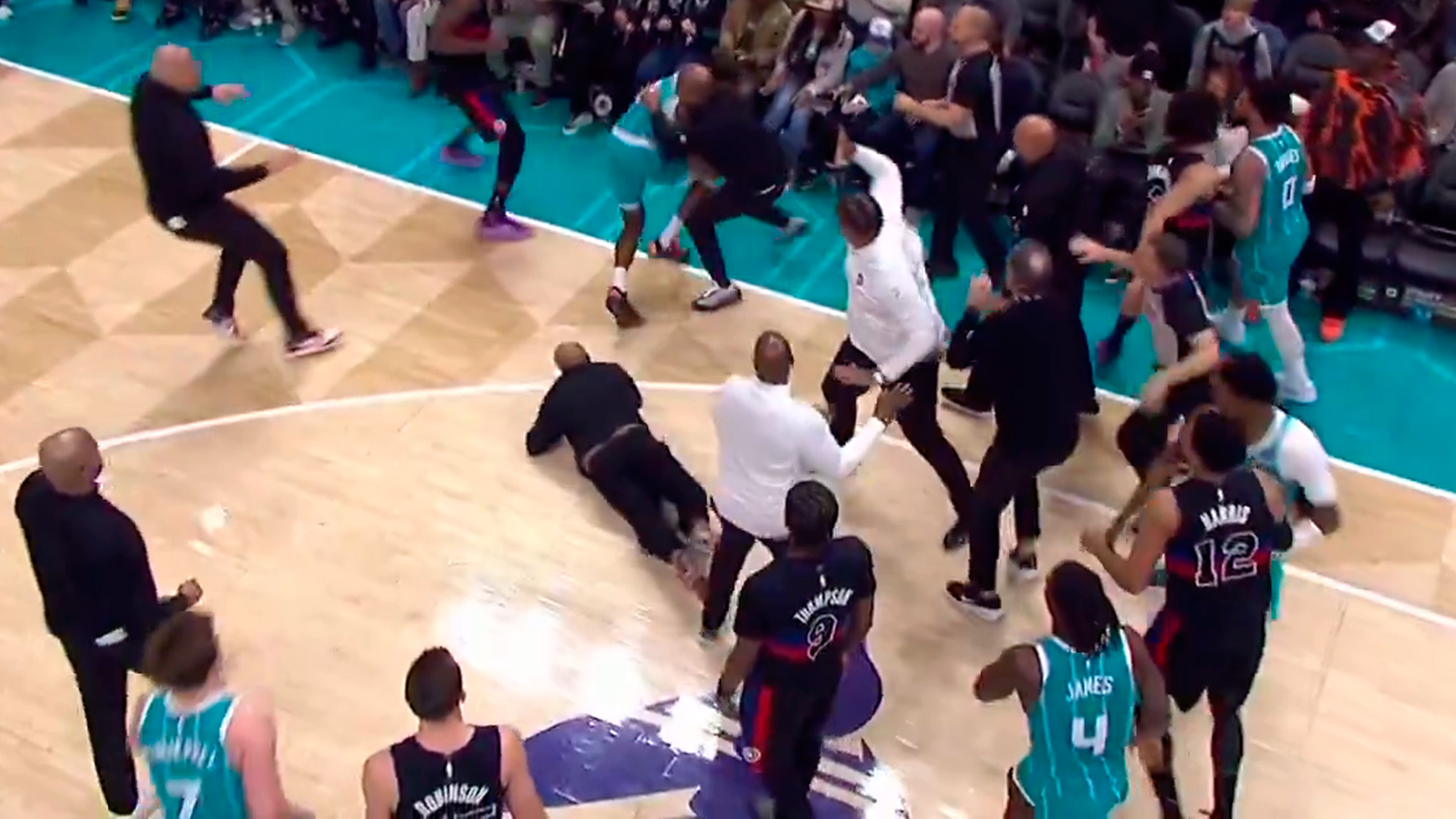 Isaiah Stewart, con siete partidos de sanción, el peor parado de la pelea que acabó con cuatro expulsados en el Hornets-Pistons