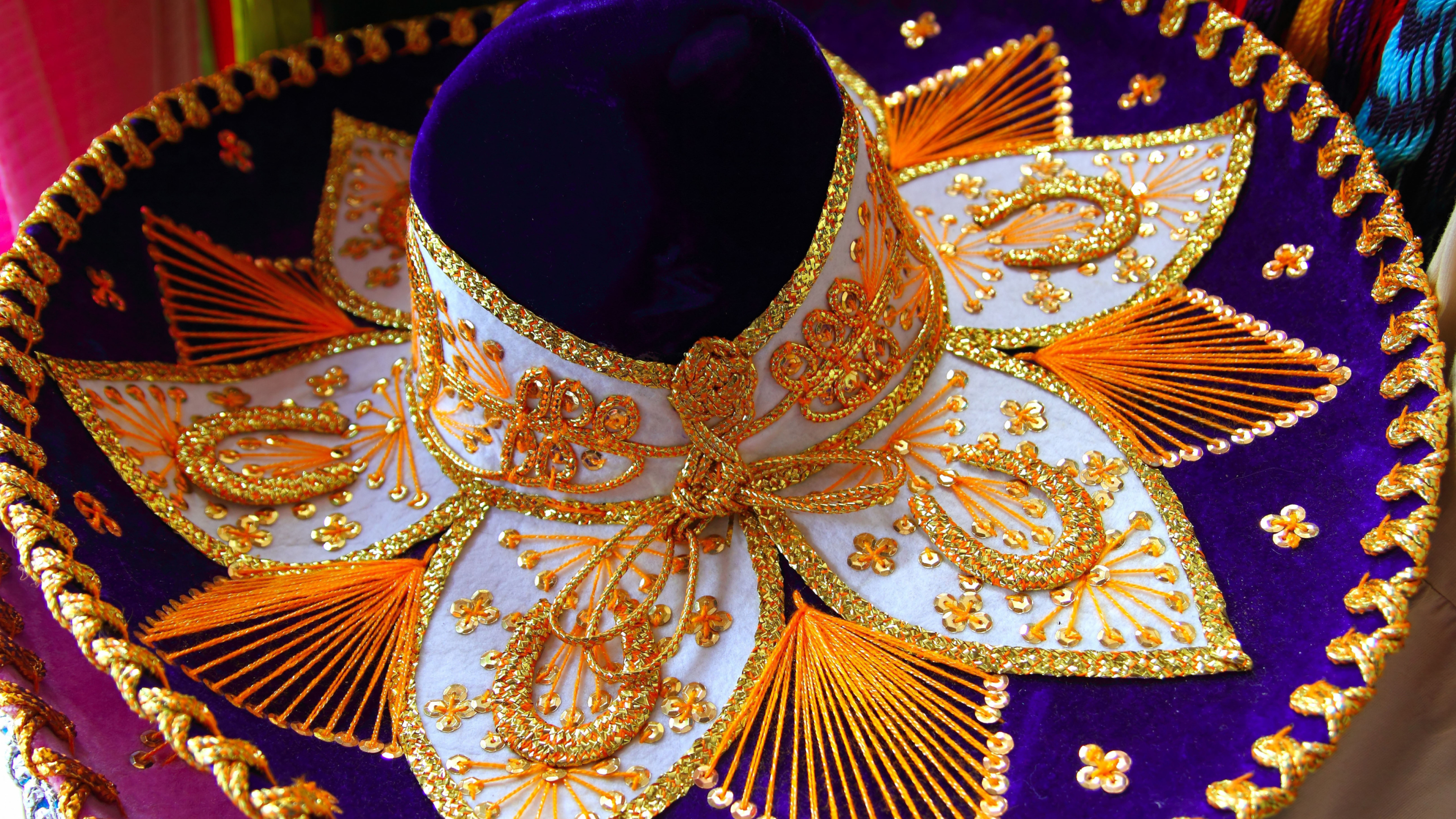 José Antonio y Sergio, hermanos bordadores: "Llevamos 13 años con nuestro taller en el centro de Salamanca y conseguimos recuperar el oficio"