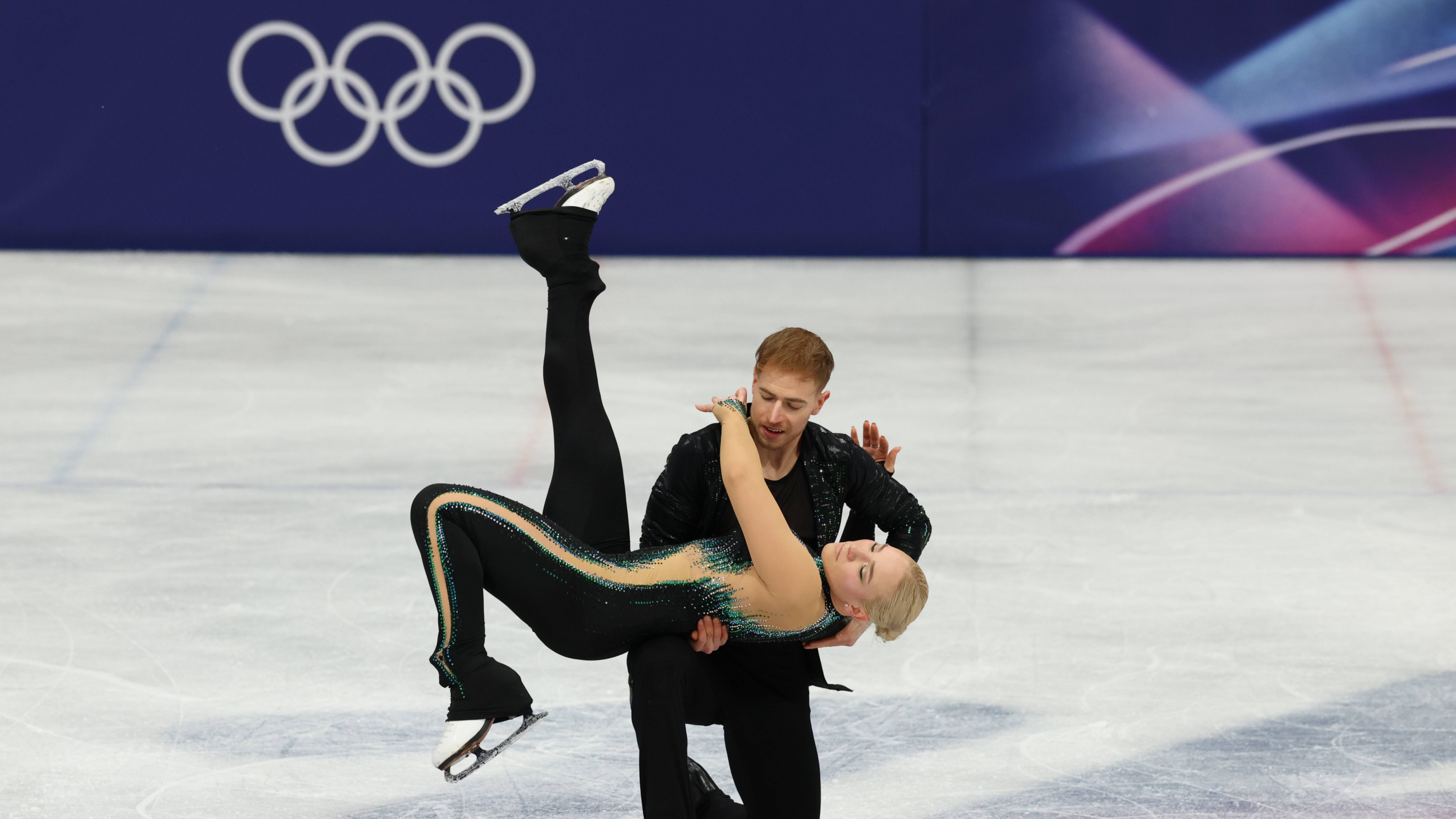 Polémica con una pareja checa de patinaje artístico por utilizar música generada por IA