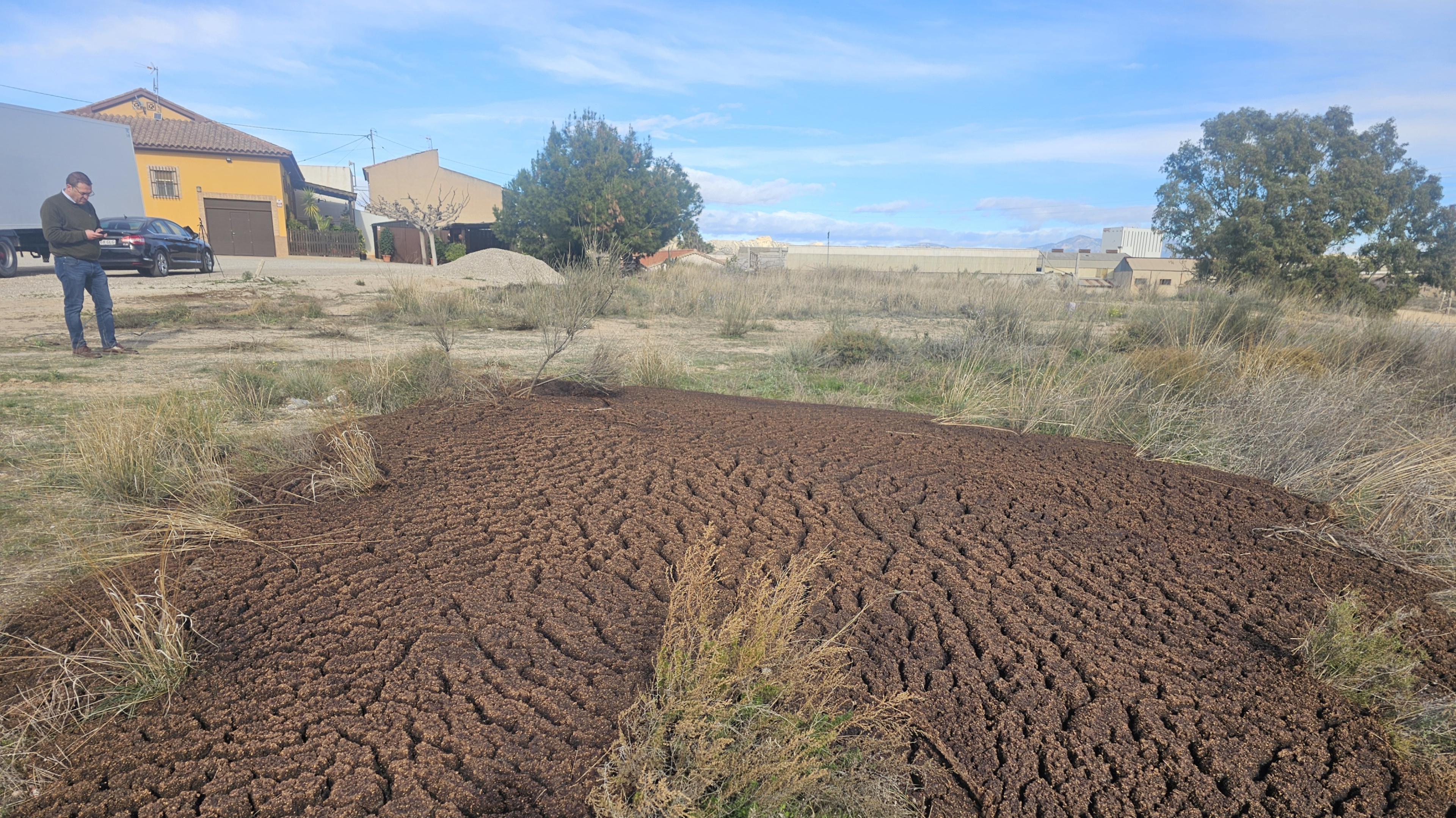 Multan a una empresa por un vertido ilegal de alperujo en Lorca