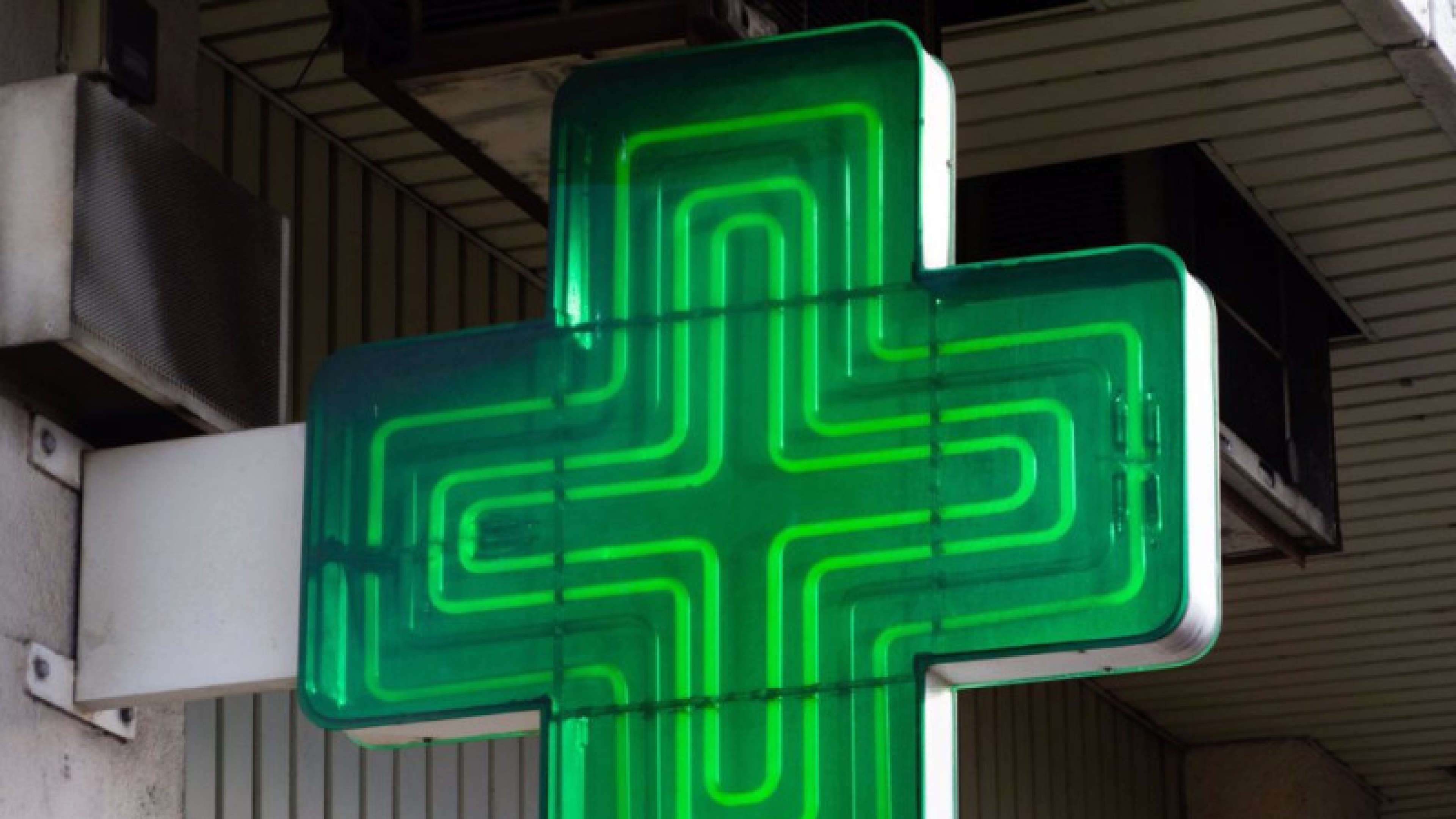 La odisea de los farmacéuticos de Cádiz: aislados y sin luz para que no falten las medicinas a sus vecinos