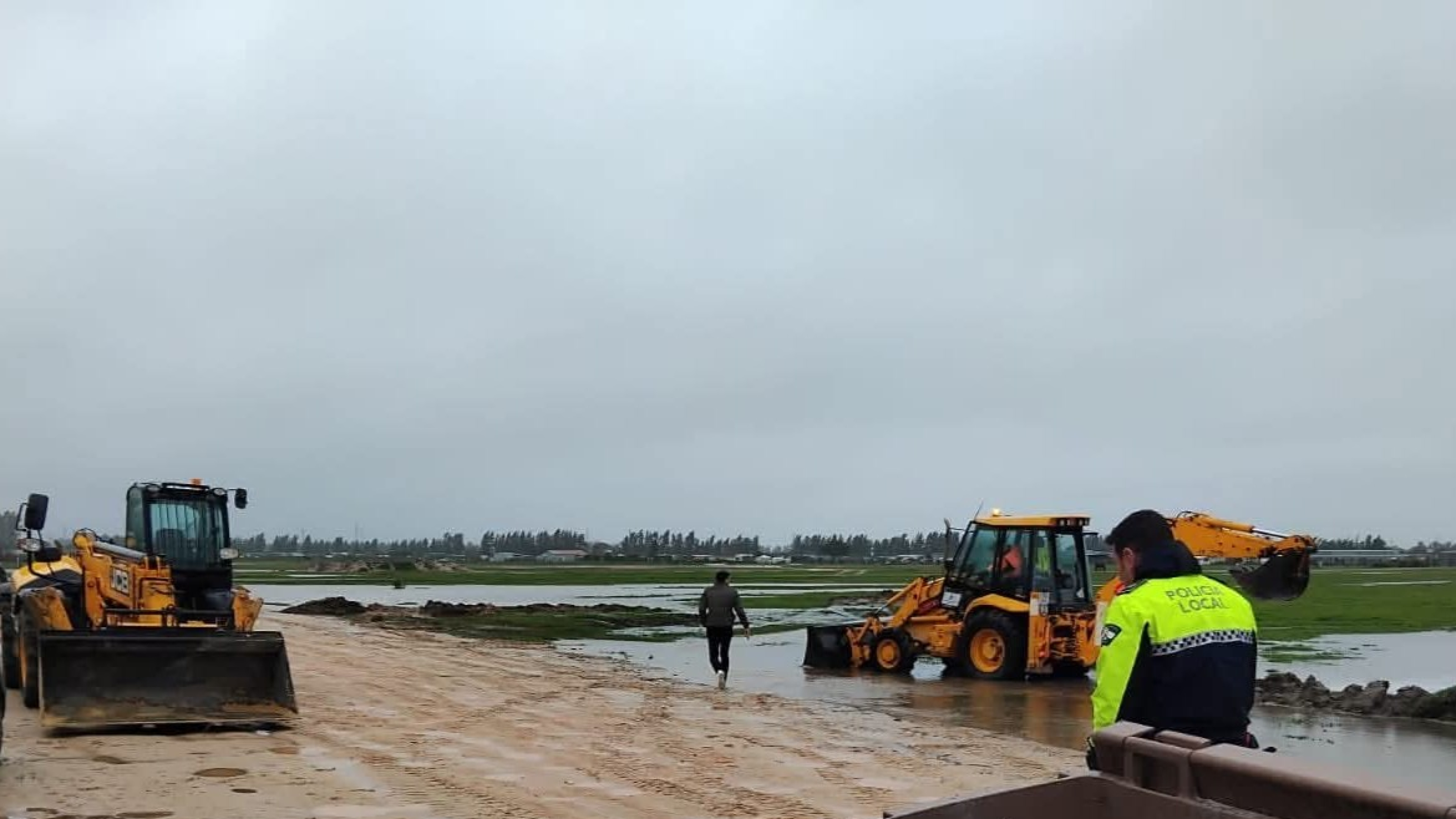 La borrasca Leonardo inunda El Rocío y reaviva la alerta por el estado del Caño Marín