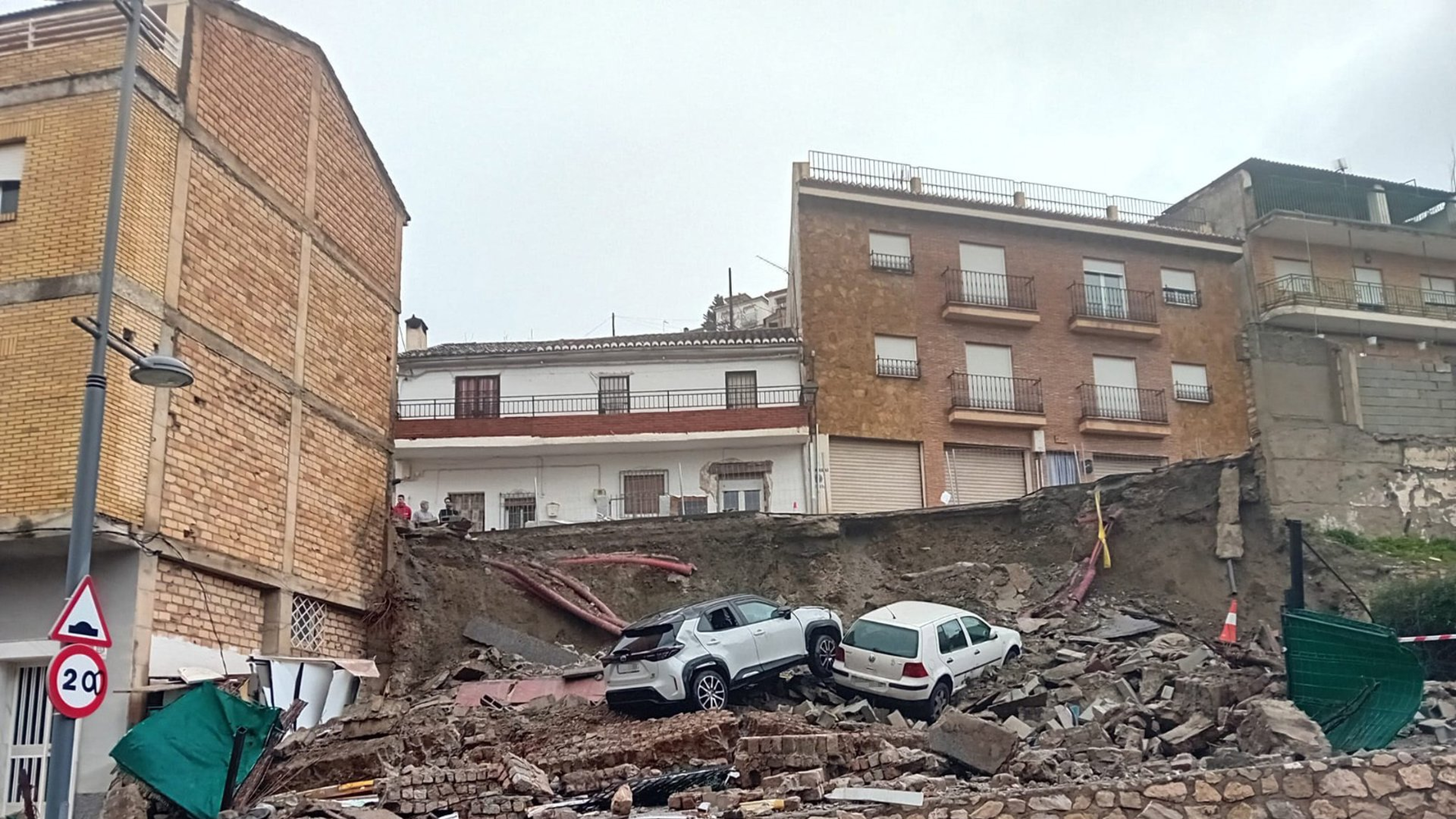 El temporal derriba una calle en Cenes de la Vega y una cornisa histórica en el Albaicín