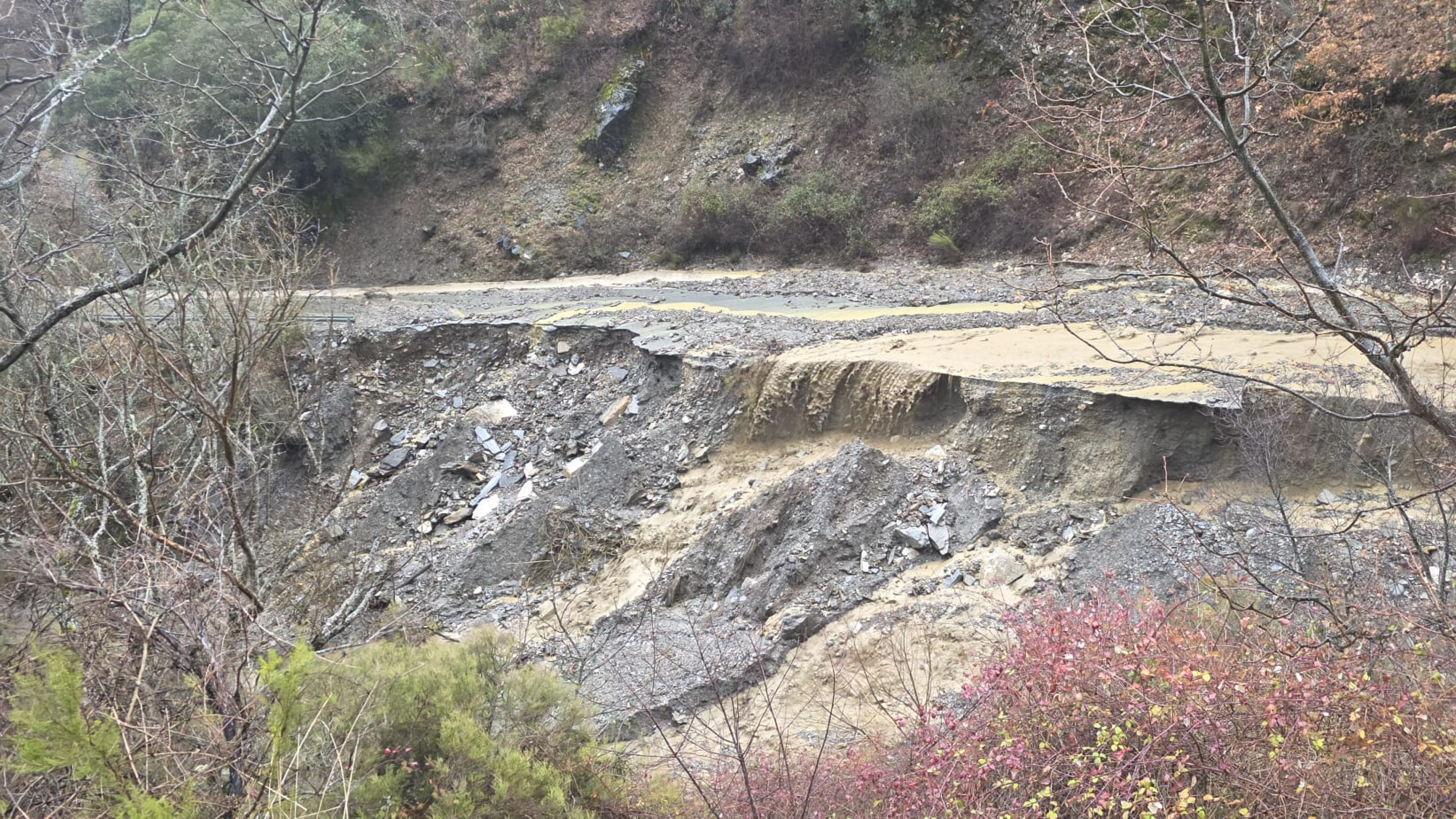 La crecida de los ríos en El Bierzo (León) anega pueblos y barrios y deja a decenas de vecinos aislados