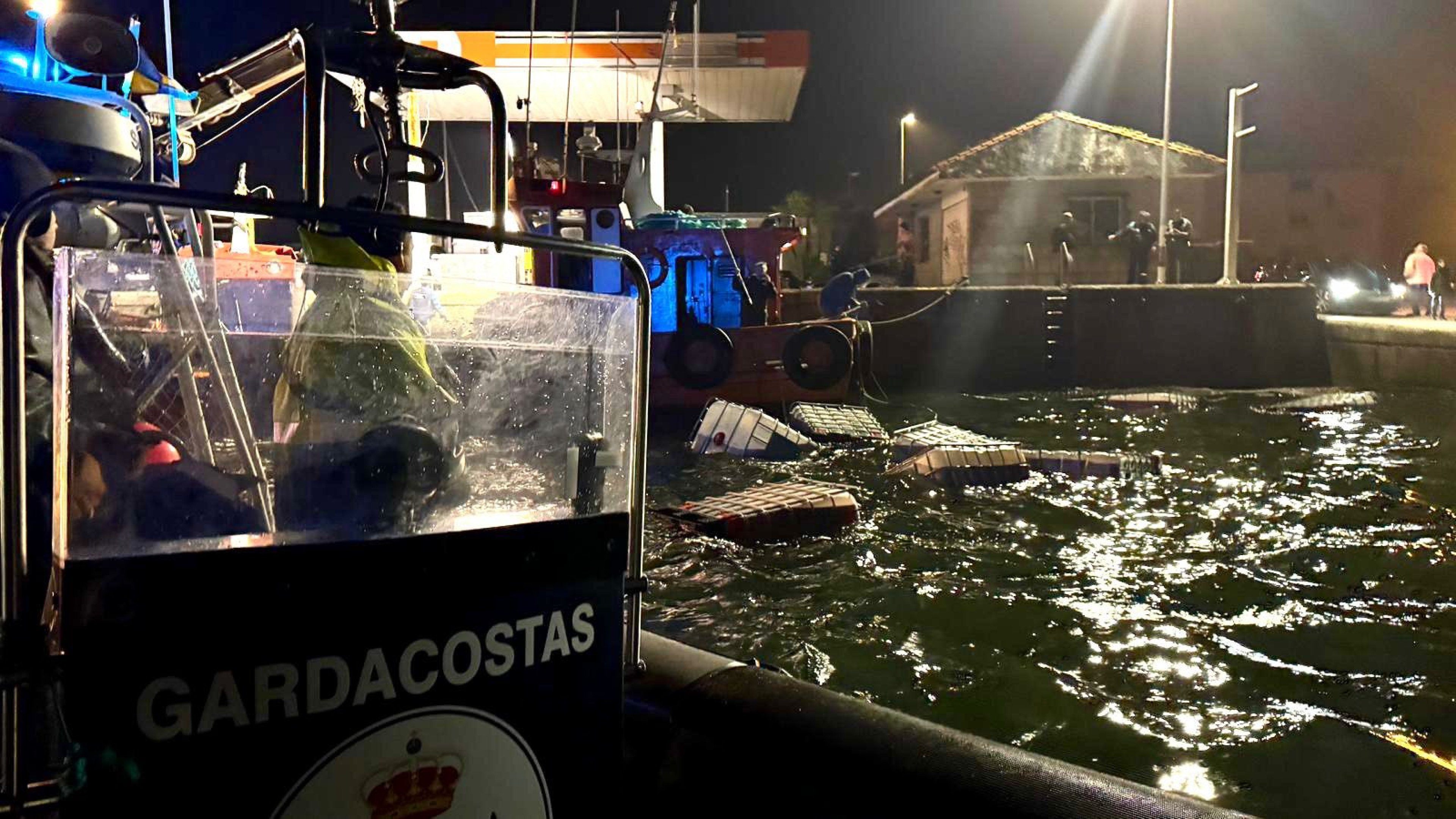 El bateeiro que se hundió en Arousa llevaba 12.000 litros de combustible y trajes de supervivencia: las pistas que apuntan al narcotráfico