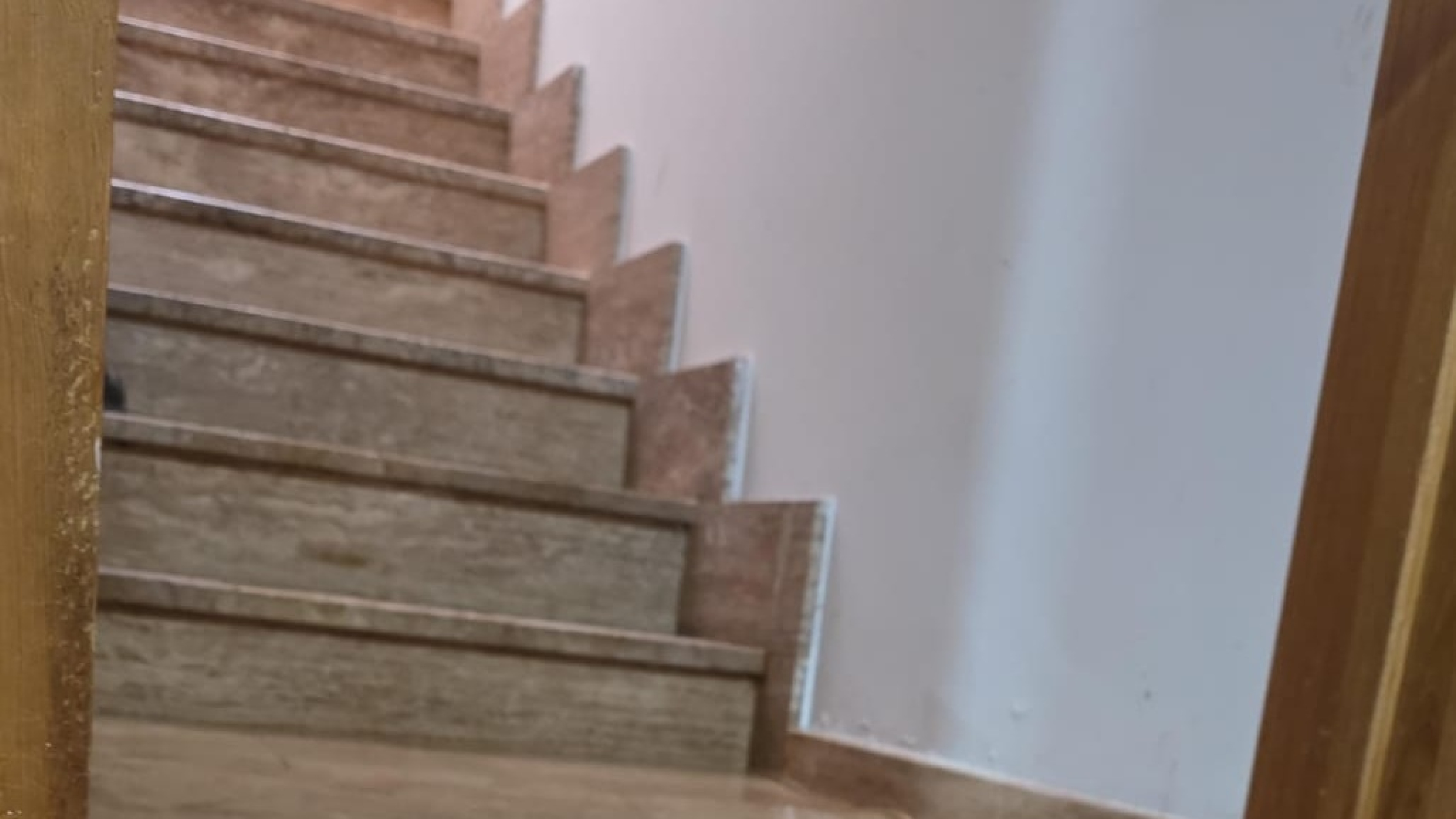 El agua no deja de brotar del suelo en la vivienda de Rocío, en El Robledo: "Como mañana llueva más, no sé dónde vamos a llegar"