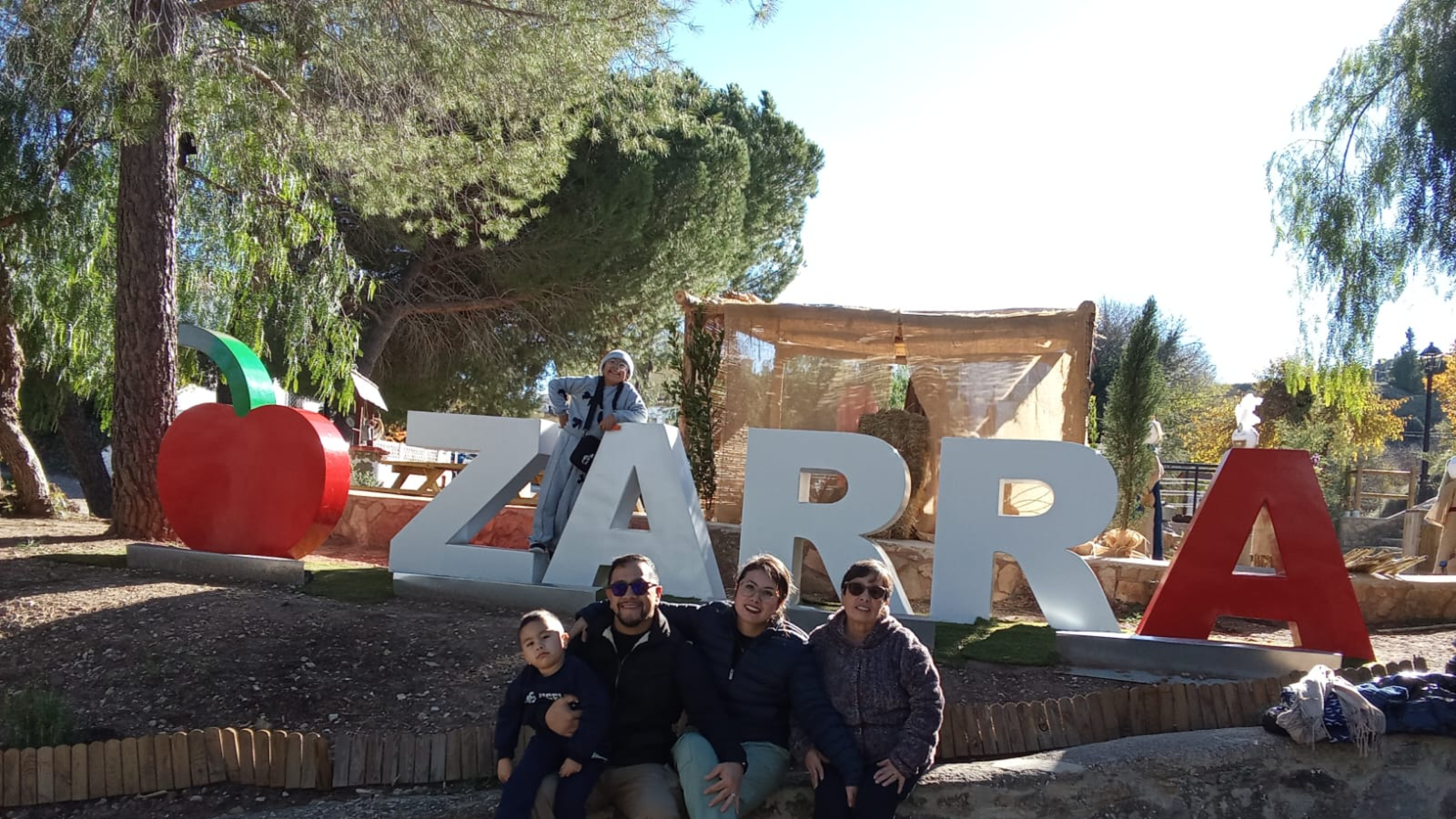 Varias familias dejan atrás la ciudad para instalarse en Zarra, Valencia, atraídas por una vida más tranquila y un alquiler asequible