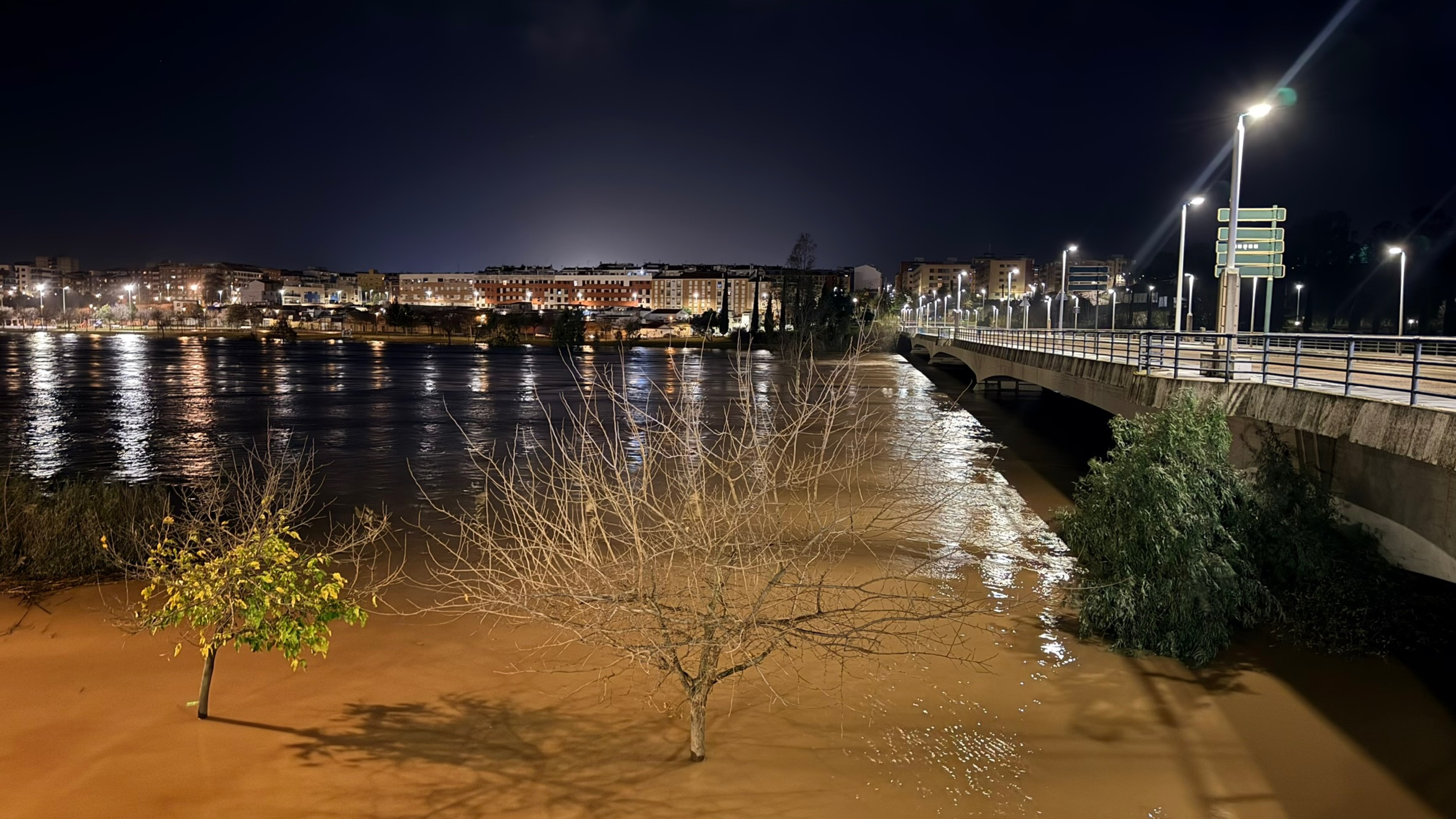 Quintana asegura que las obras del Nenúfar en Badajoz cumplirán sus plazos pese a la crecida del río