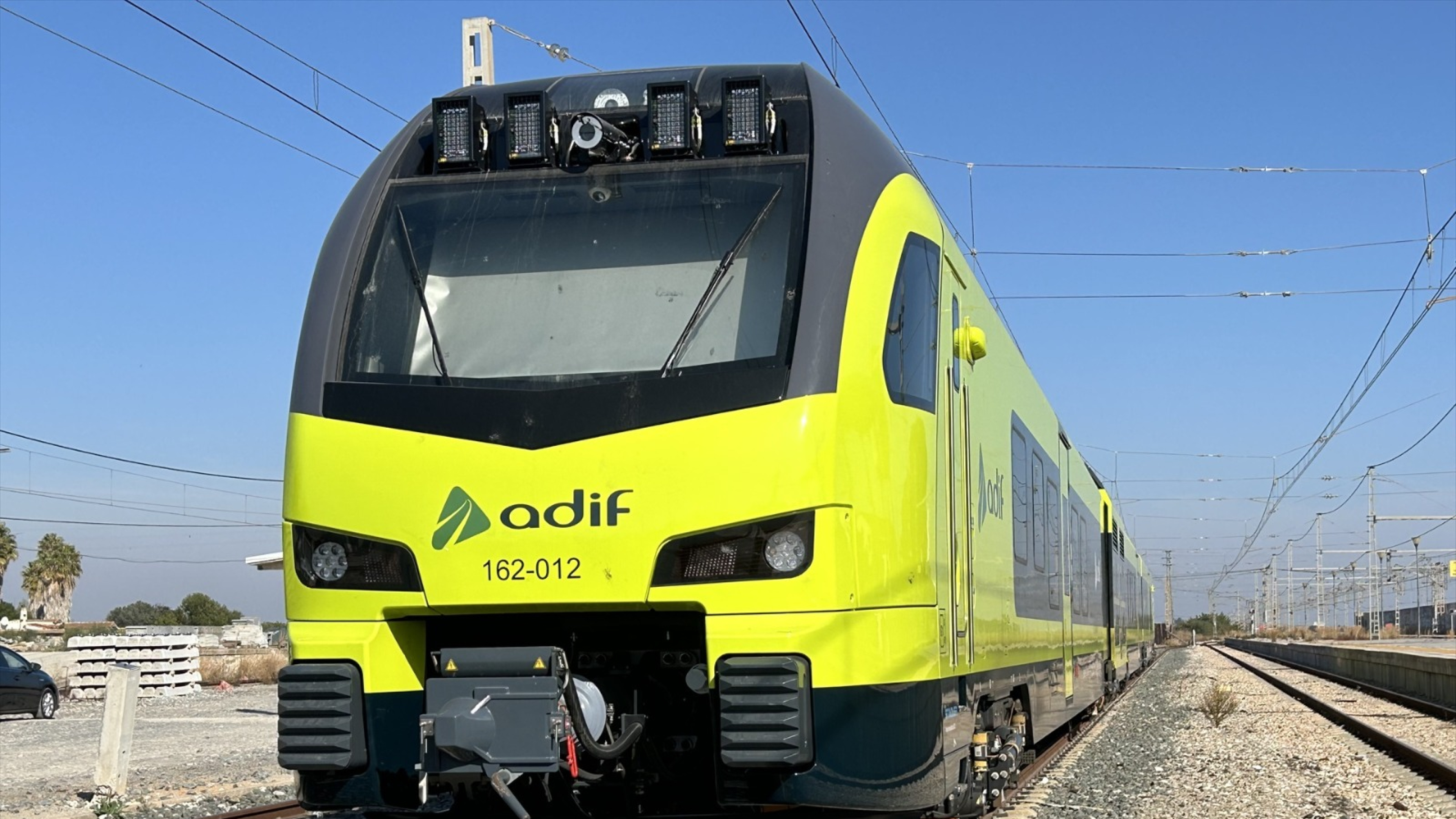 Maquinistas de trenes auscultadores contratados por Adif denuncian que cobran miles de euros sin trabajar para revisar las vías del tren: "Nos hacen ir a una oficina a estar allí sentados 8 horas sin hacer nada"