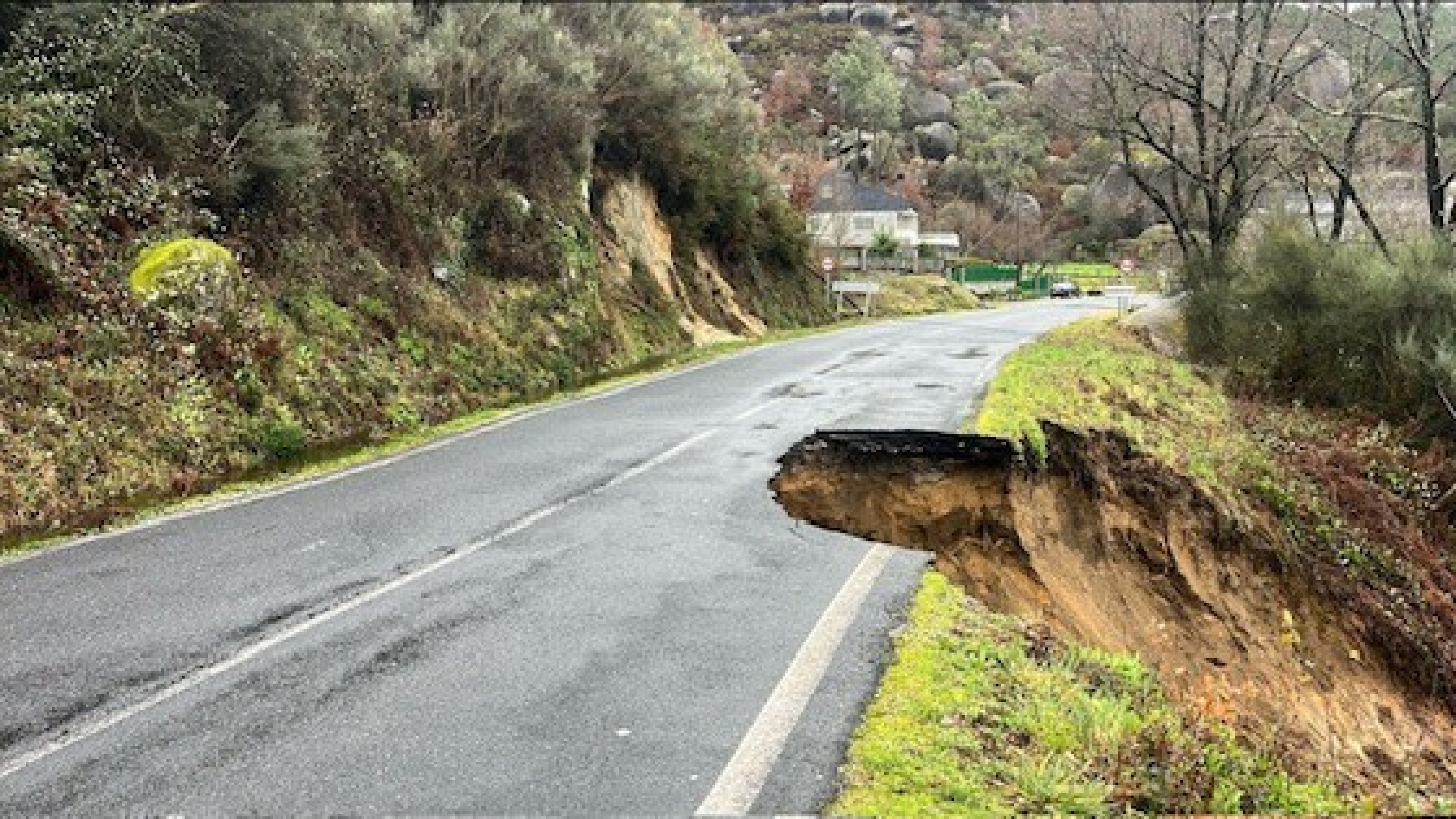 Inundaciones y desprendimientos de tierra como consecuencia de las intensas lluvias obligan a cortar carreteras en la provincia de Ourense