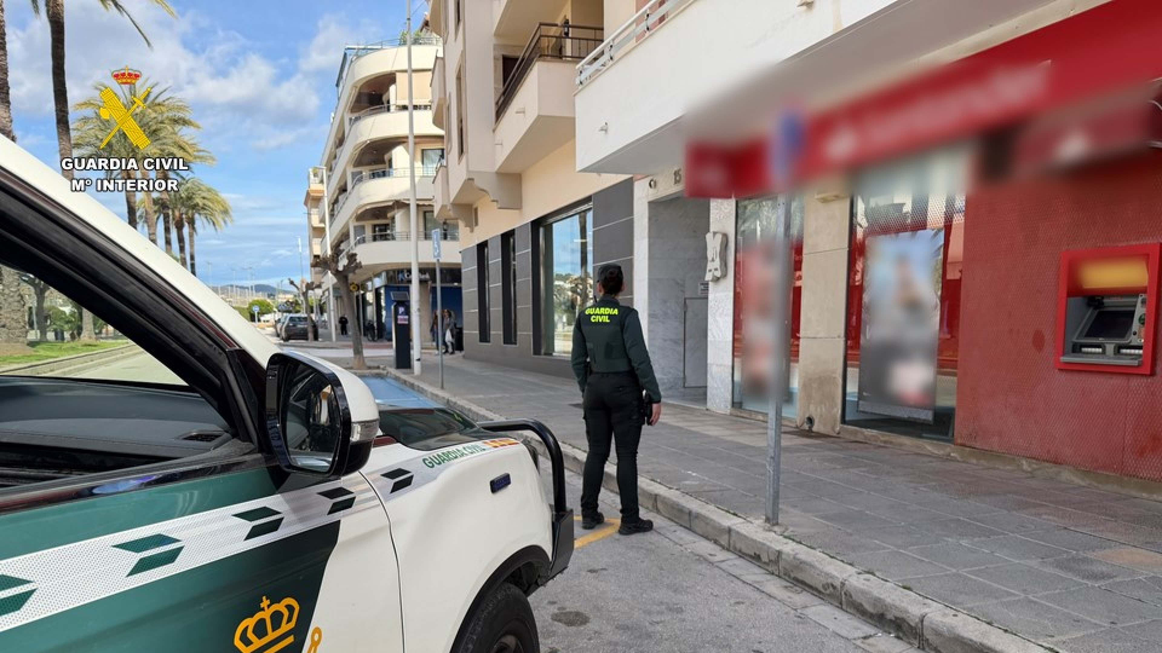 Detienen en Moraira a un fugitivo con dos órdenes de búsqueda mientras merodeaba un banco