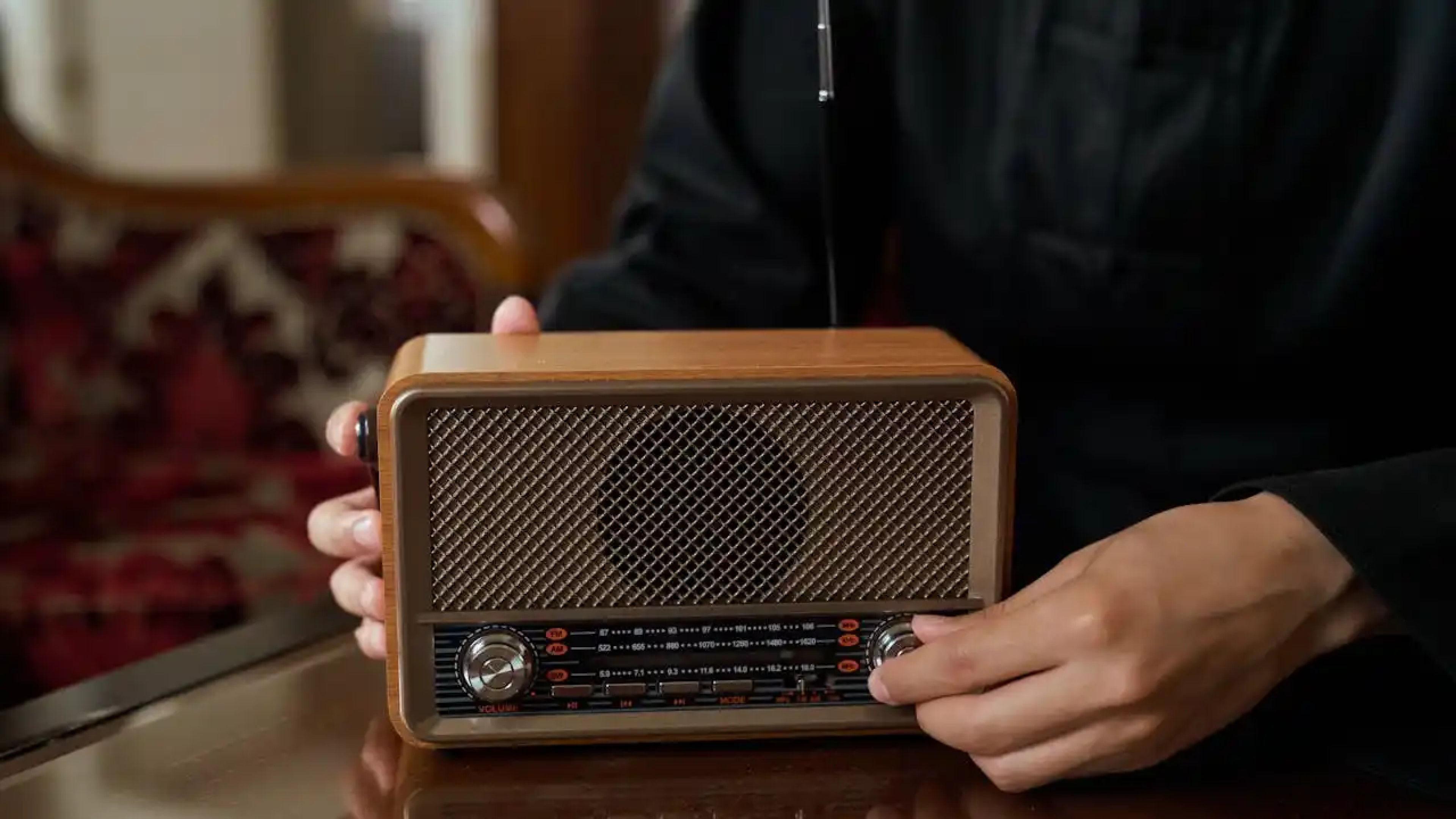 Las nuevas generaciones de periodistas reivindican la magia de la radio: "Sabes que siempre estará ahí cuando todo lo demás falle"