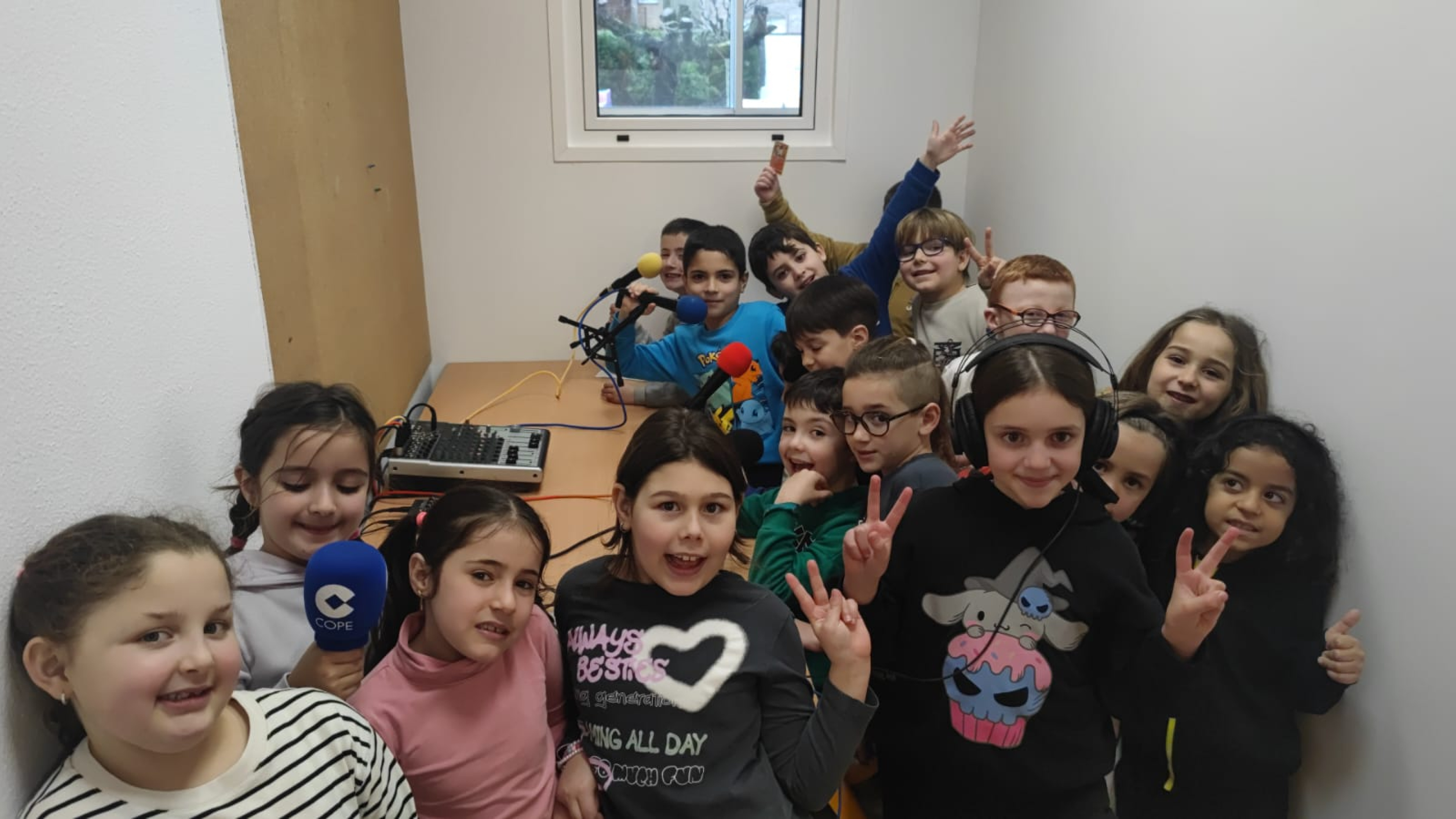 "Periodistas" de infantil y primaria celebran el día de la Radio con COPE en el CEIP "Josefa Alonso" de Vigo