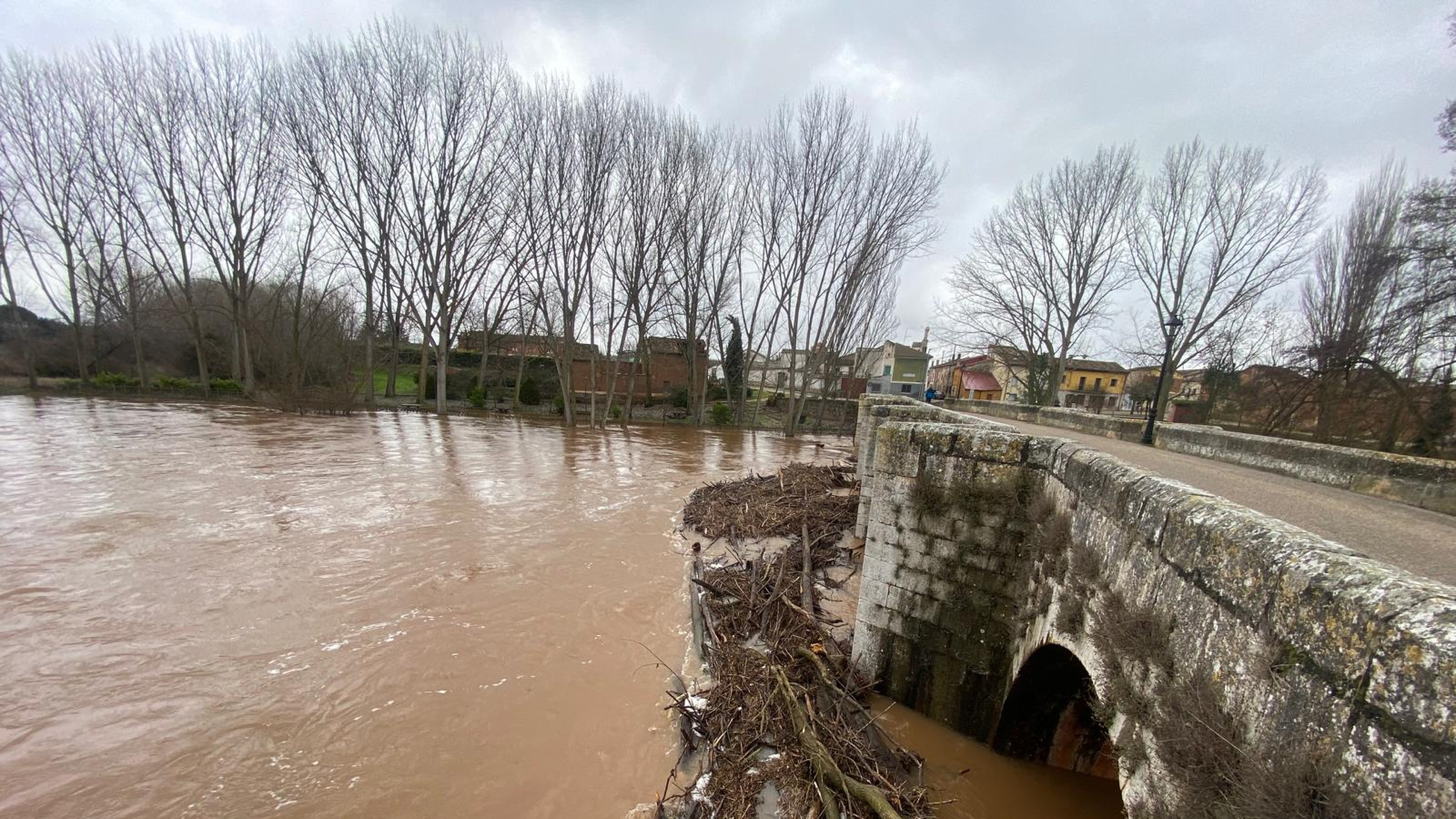 La crecida del Arlanza activa la alerta roja en Palencia y pone en vilo a Quintana del Puente