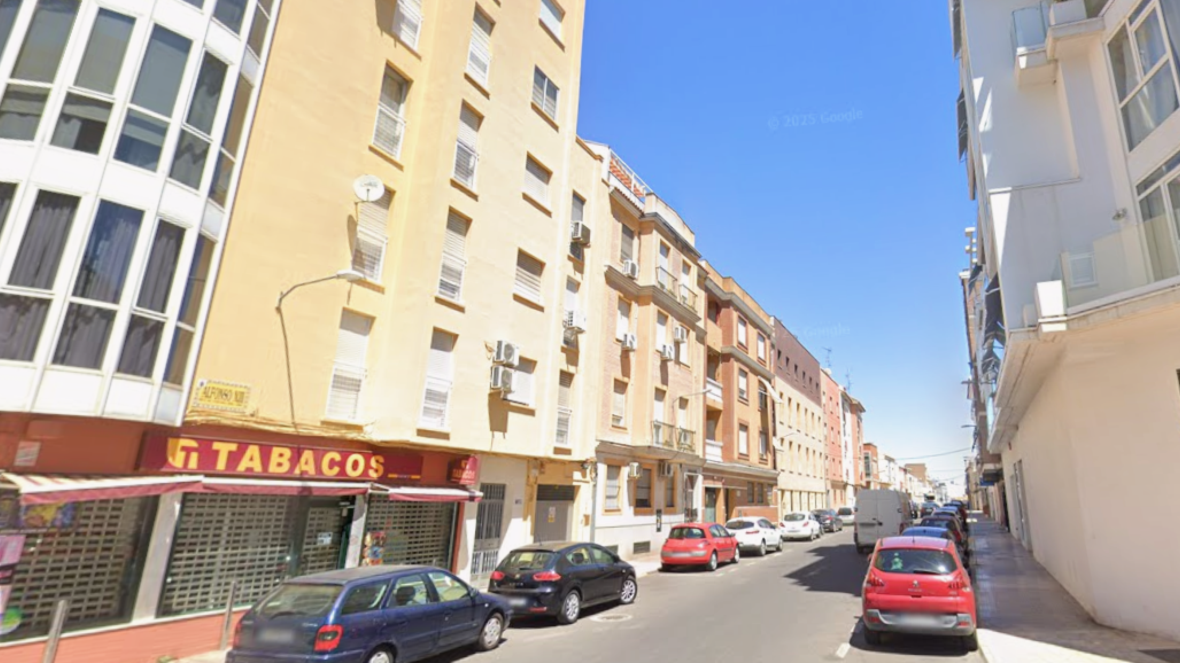 Un hombre se precipita de un quinto piso en Badajoz y cae sobre un coche