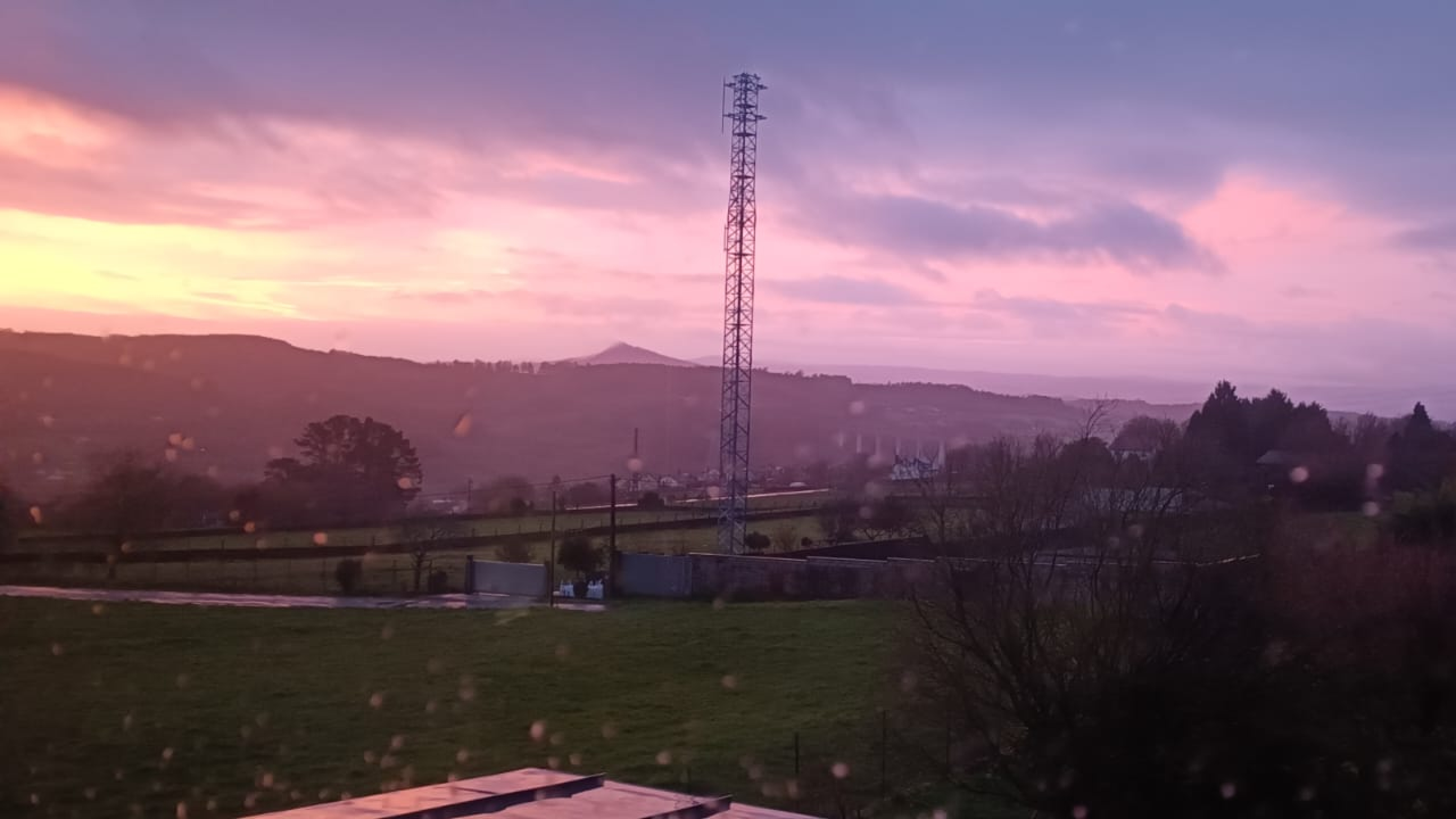 La imagen de postal de Santiago rota de un día para otro : "Me desperté y tenía una antena de 35 metros frente a mi ventana"