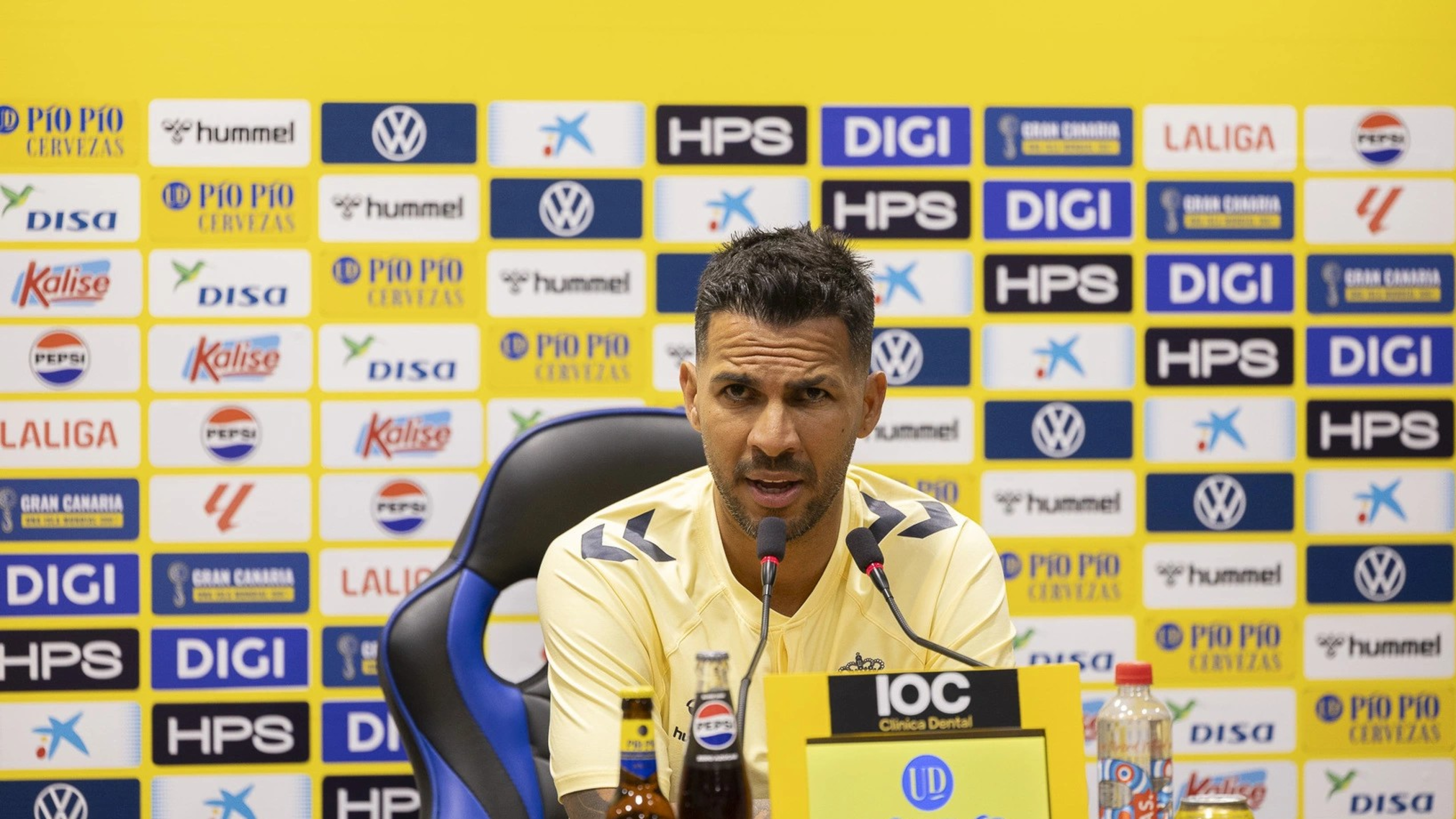 Jonathan Viera da un paso al frente: "Si hay que pitar a alguien, que me piten a mí y ayuden a los chavales"