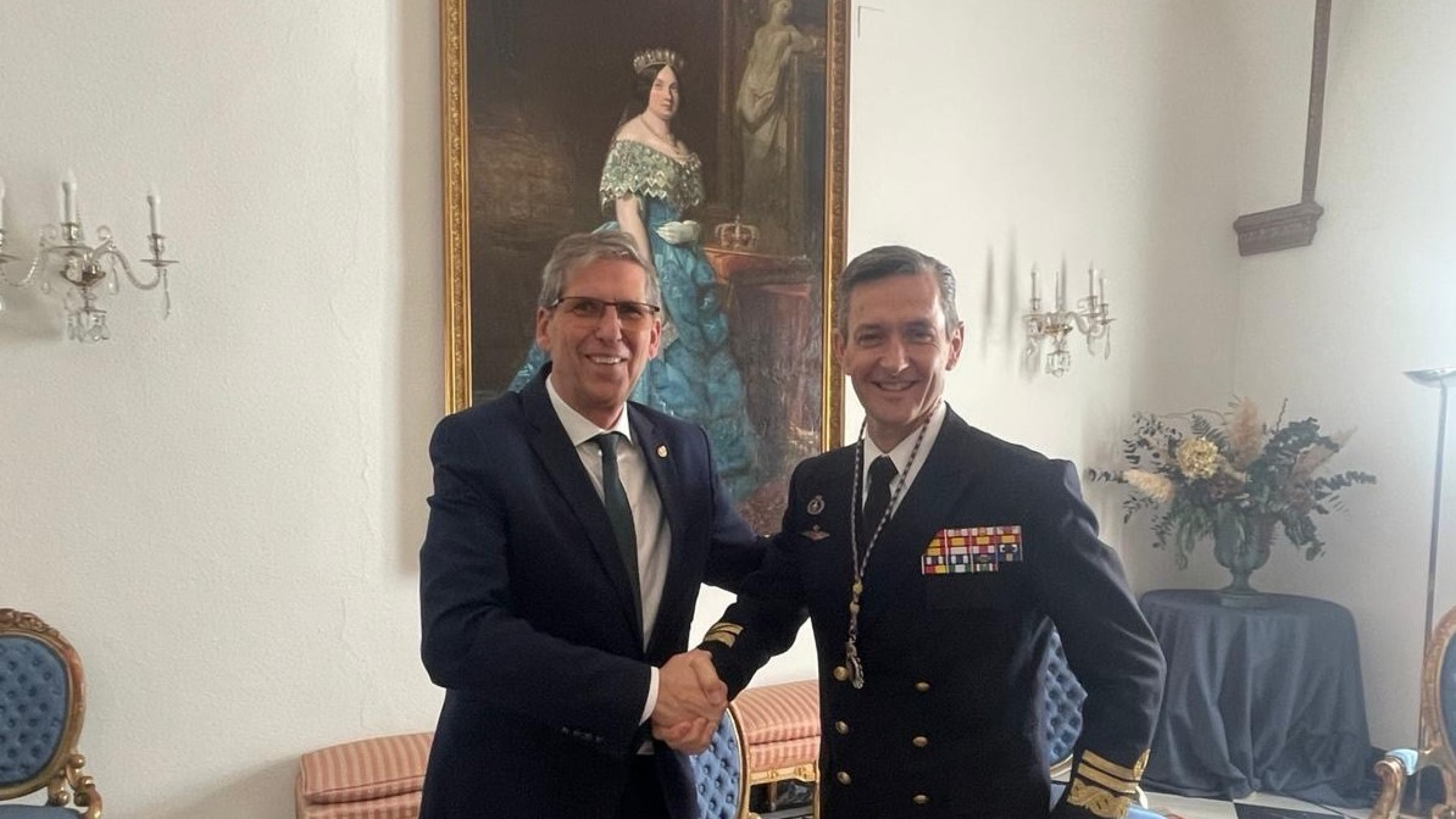 La Cofradía Marraja entrega su Medalla de Honor al nuevo Almirante de Acción Marítima