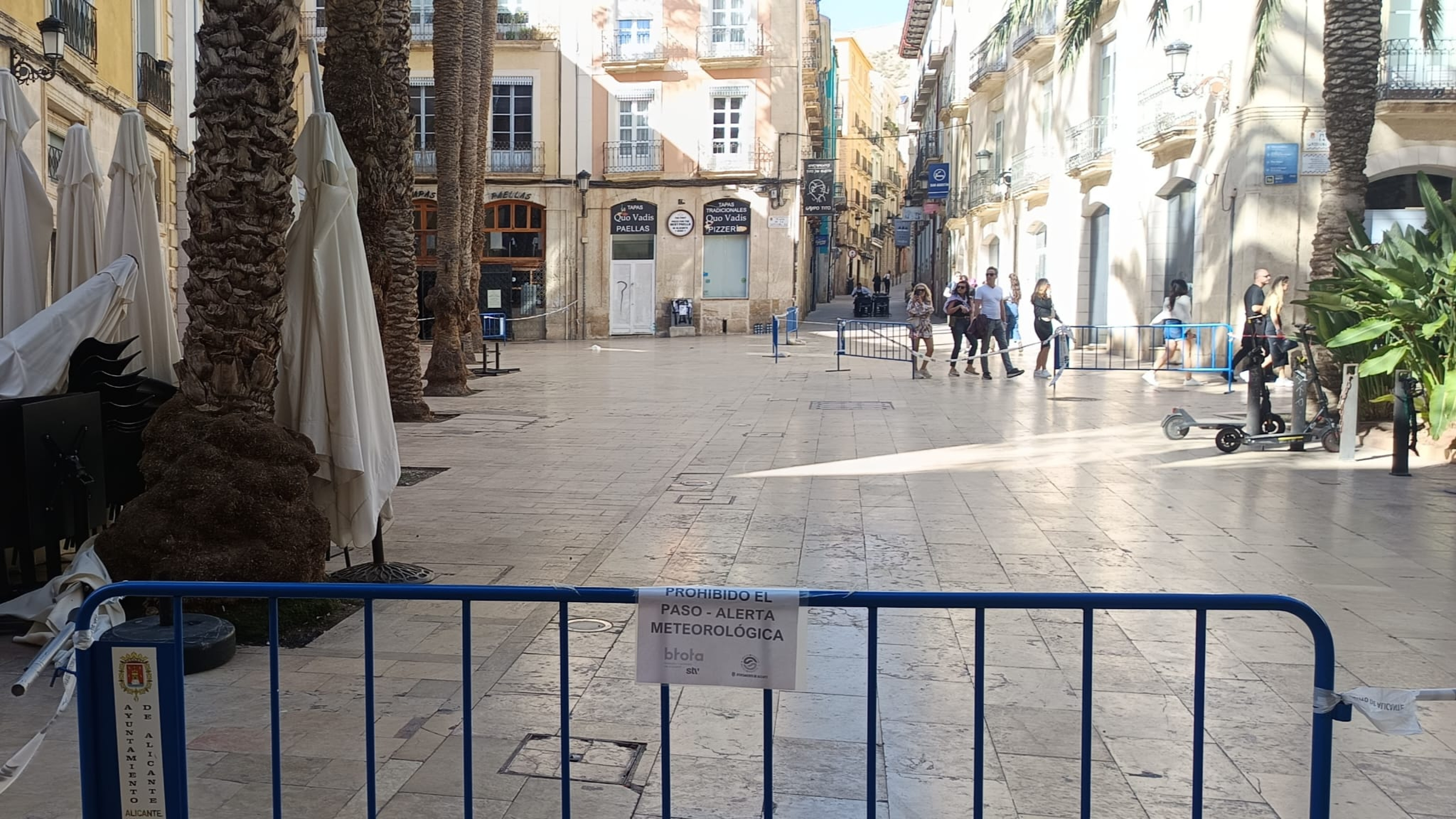 Alicante pone en pausa el Carnaval y suspende los mercadillos por el fuerte viento
