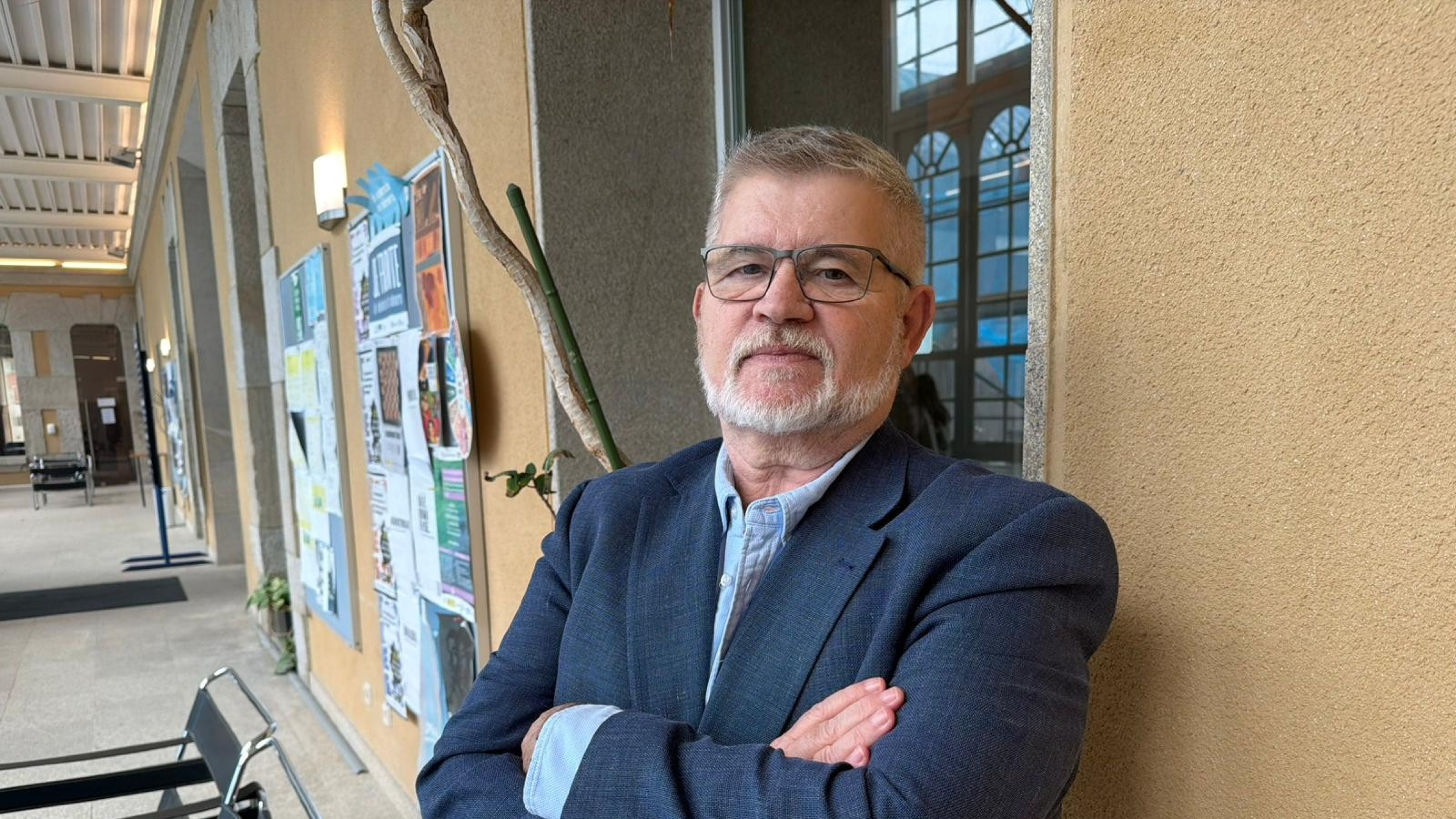 El exmiembro del CNI Jorge Gómez advierte en Ferrol sobre la “zona gris”: “Hoy la guerra no solo está en el campo de batalla”