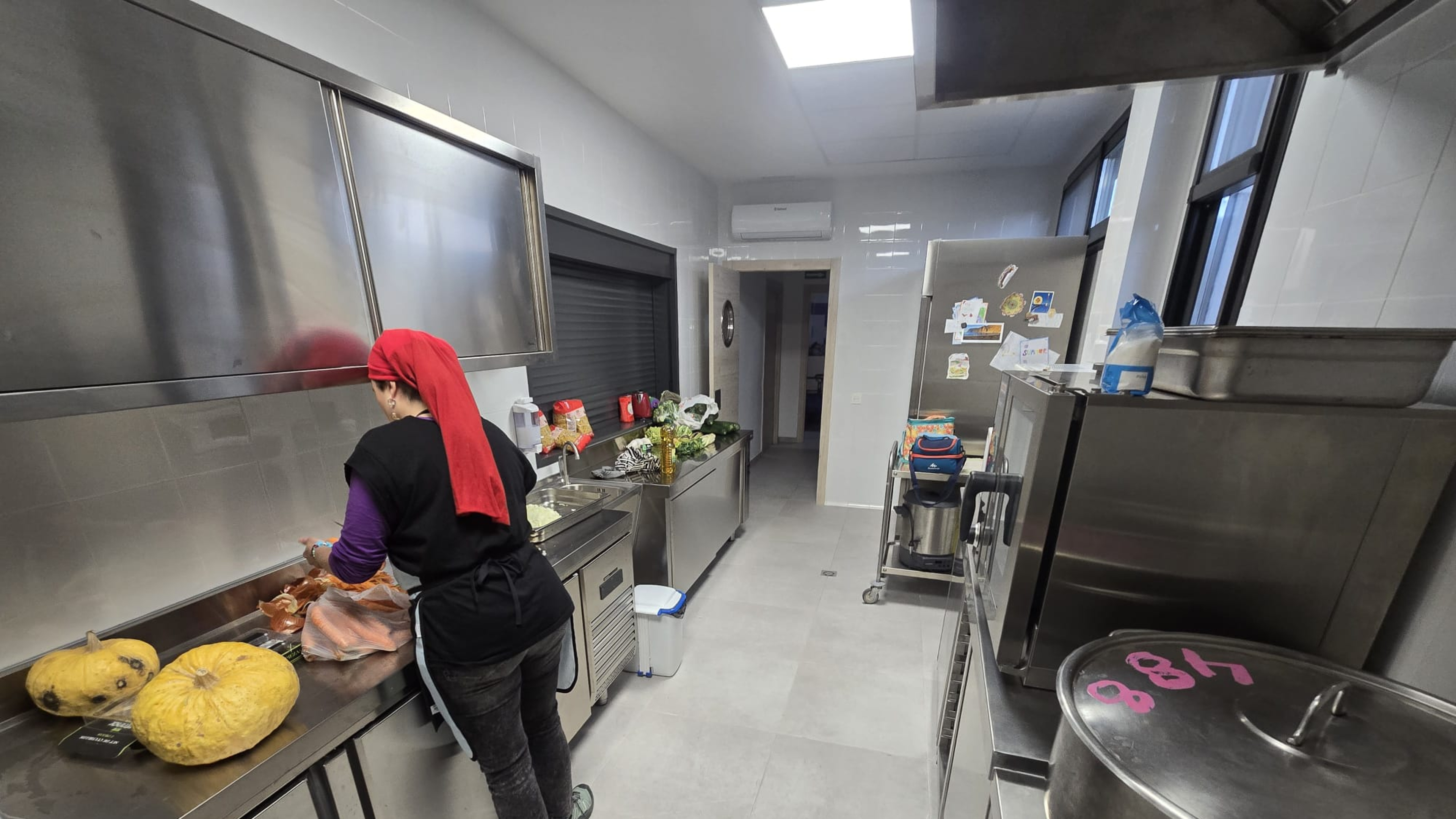 La rebelión de los tápers: padres de un colegio de Zaragoza 'okupan' la cocina para dar de comer a sus hijos