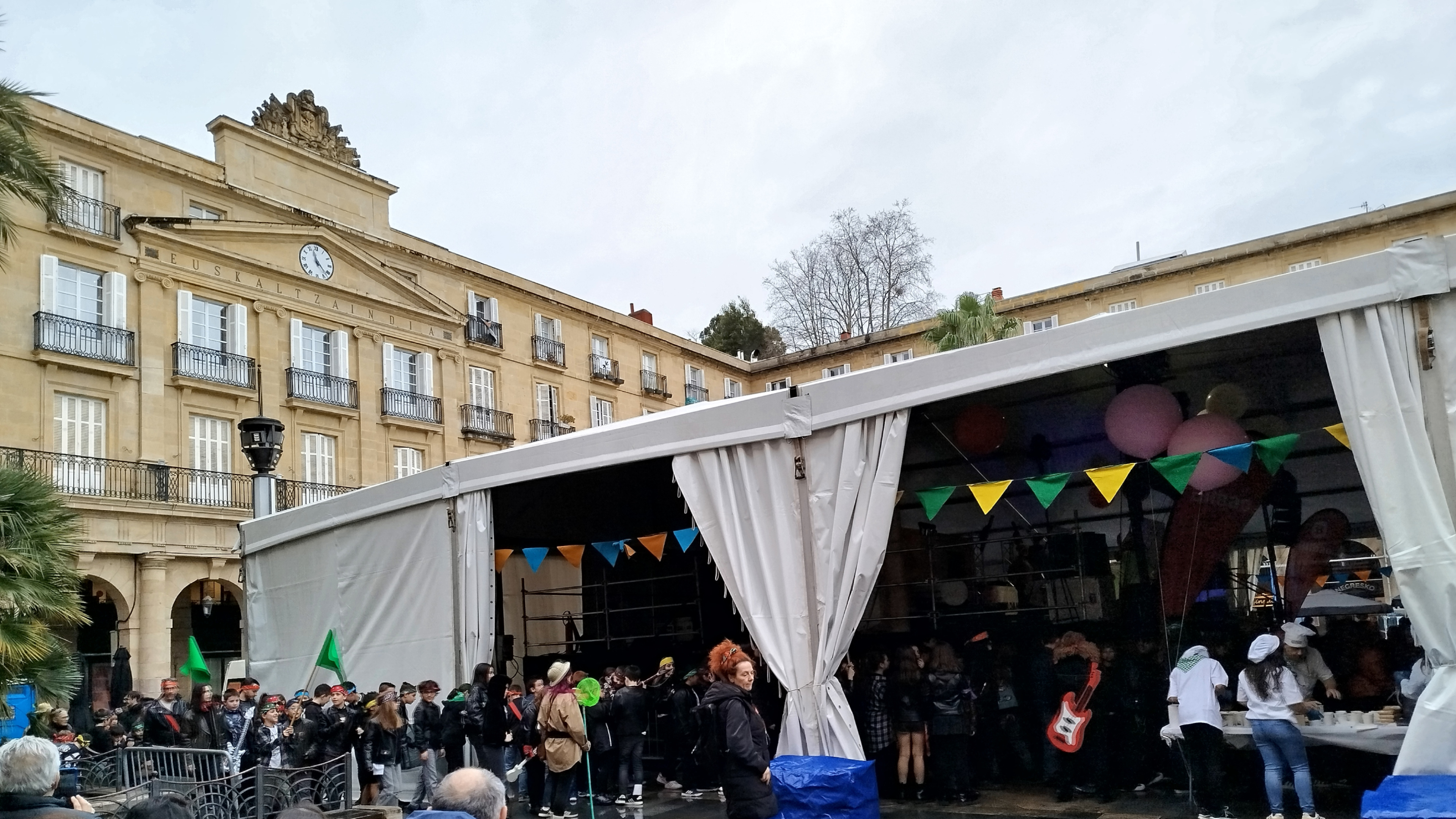 El carnaval escolar de Bilbao se refugia de la lluvia en la Plaza Nueva con una gran chocolatada