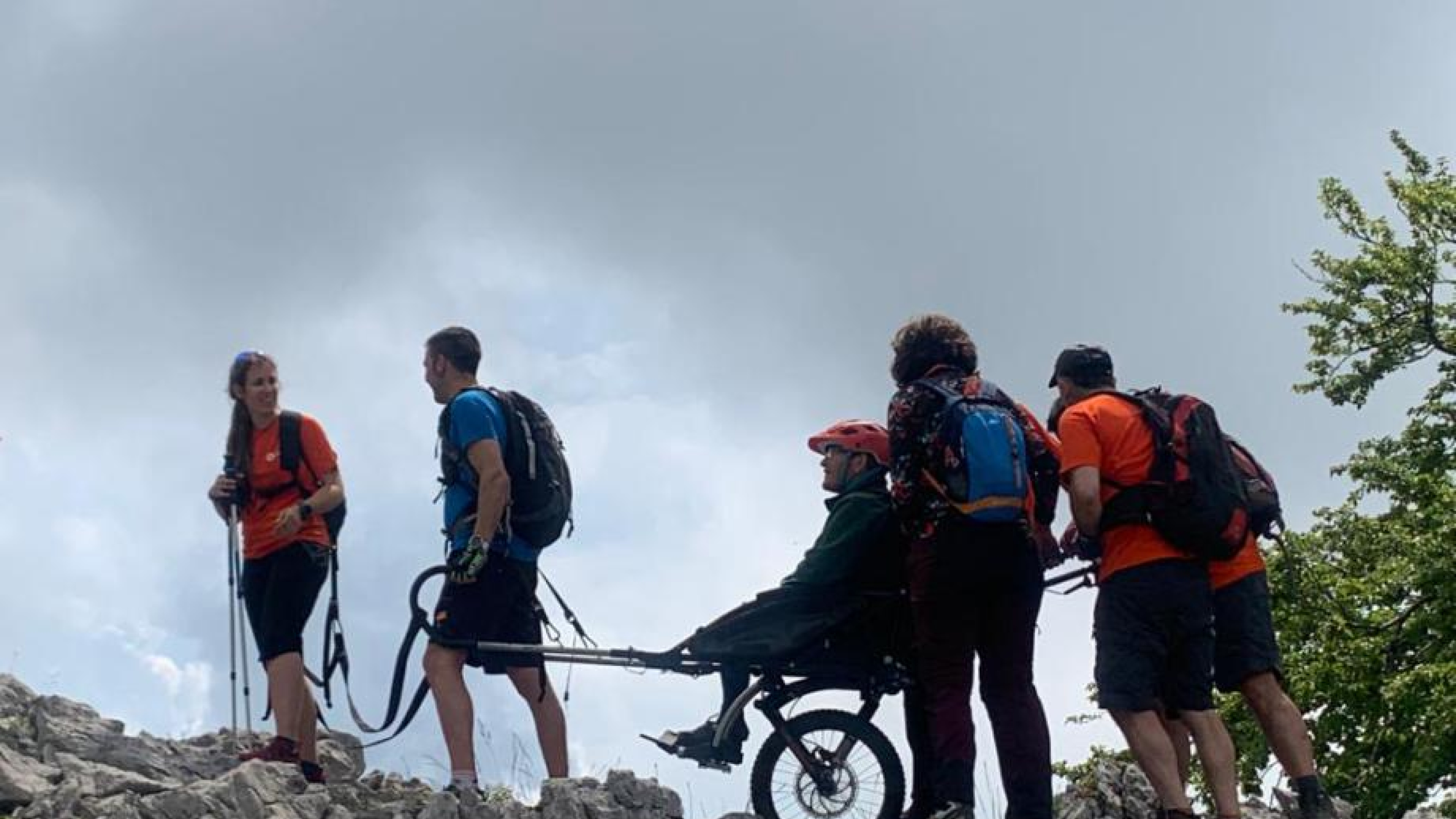 Montes Solidarios lleva la inclusión a la calle y a la montaña alavesa