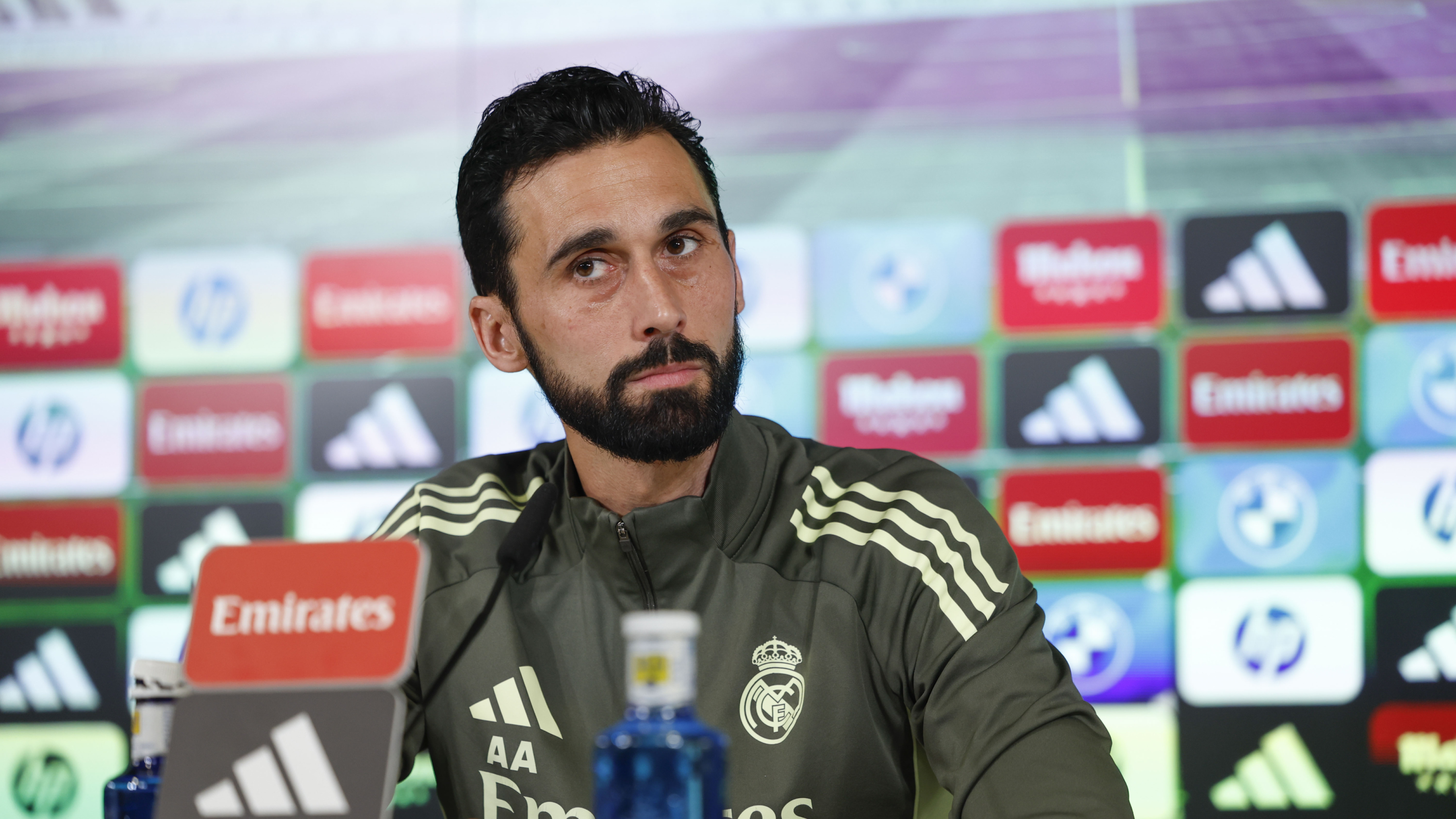 Arbeloa: "Me gusta tener buena relación con mis jugadores, más que las filtraciones de los entornos"
