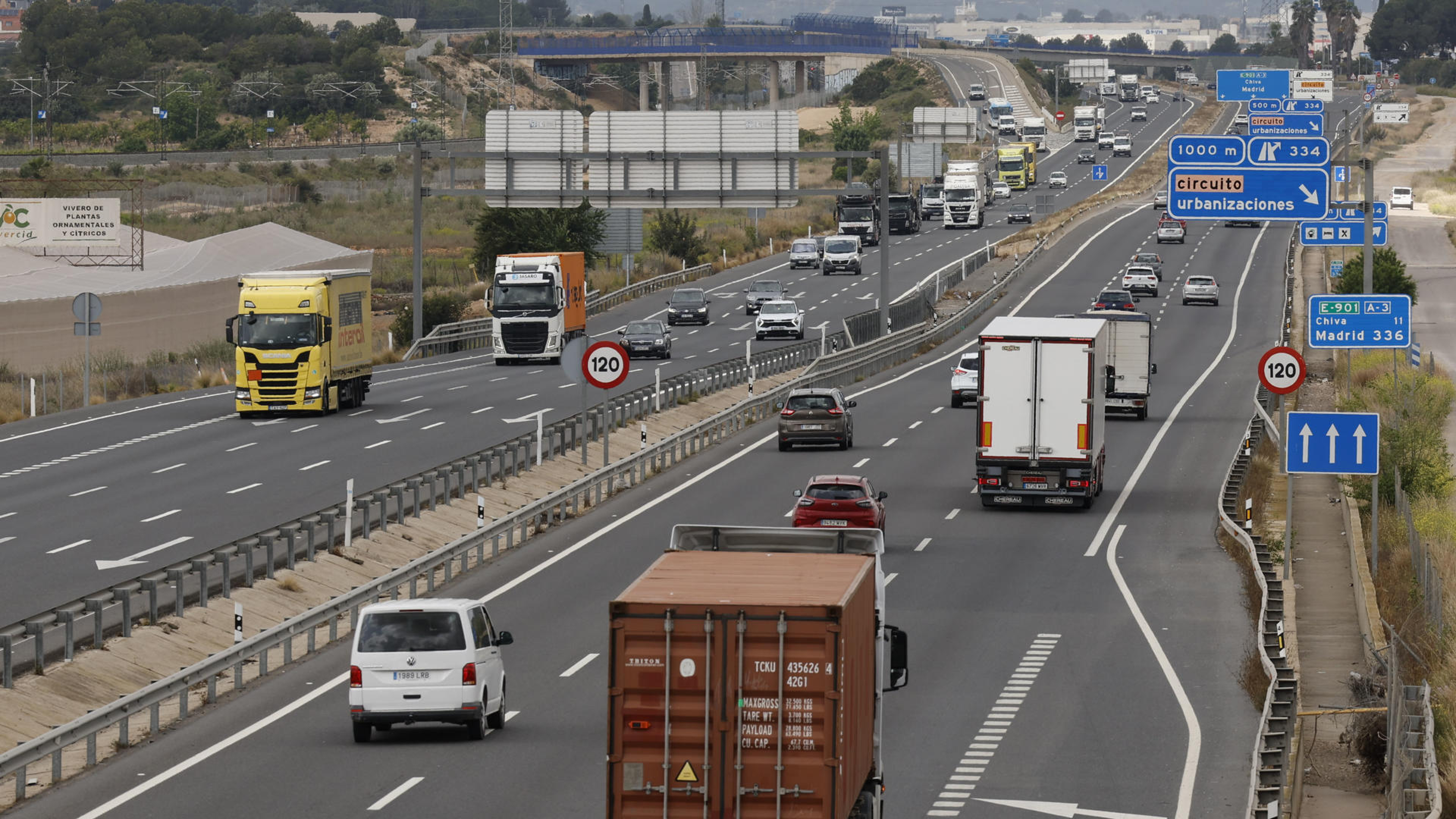 Óscar, camionero, denuncia el mal estado de las carreteras agravado por los temporales: "Ponen unos conos y parece que con eso ya se arregla. La situación es penosa"