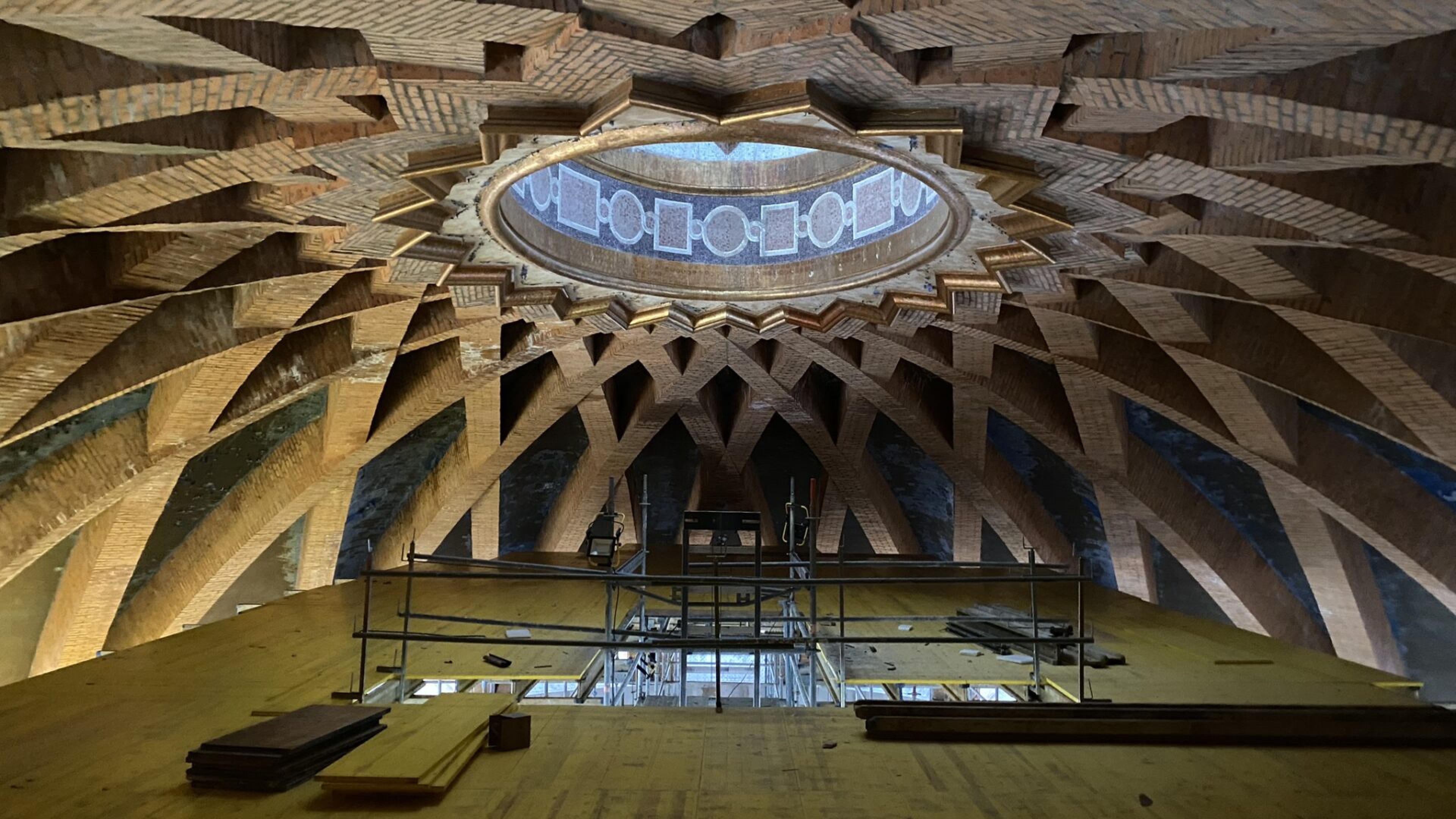 La increíble historia de la Cruz de la Victoria de la Universidad Laboral de Gijón: de estar en unos aseos a volver a brillar en la cúpula de la iglesia