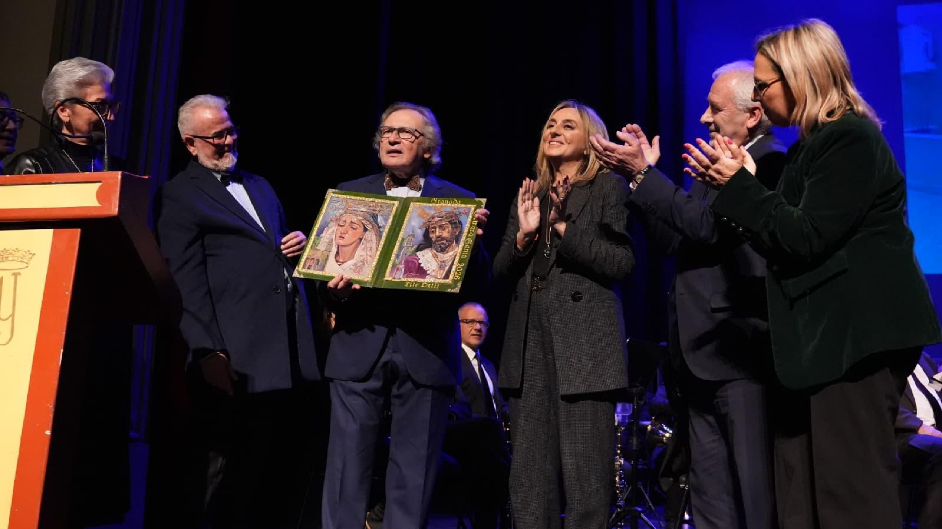 El Pregonero de la Semana Santa de Granada fue detenido por la policía por participar en un singular ensayo de costaleros