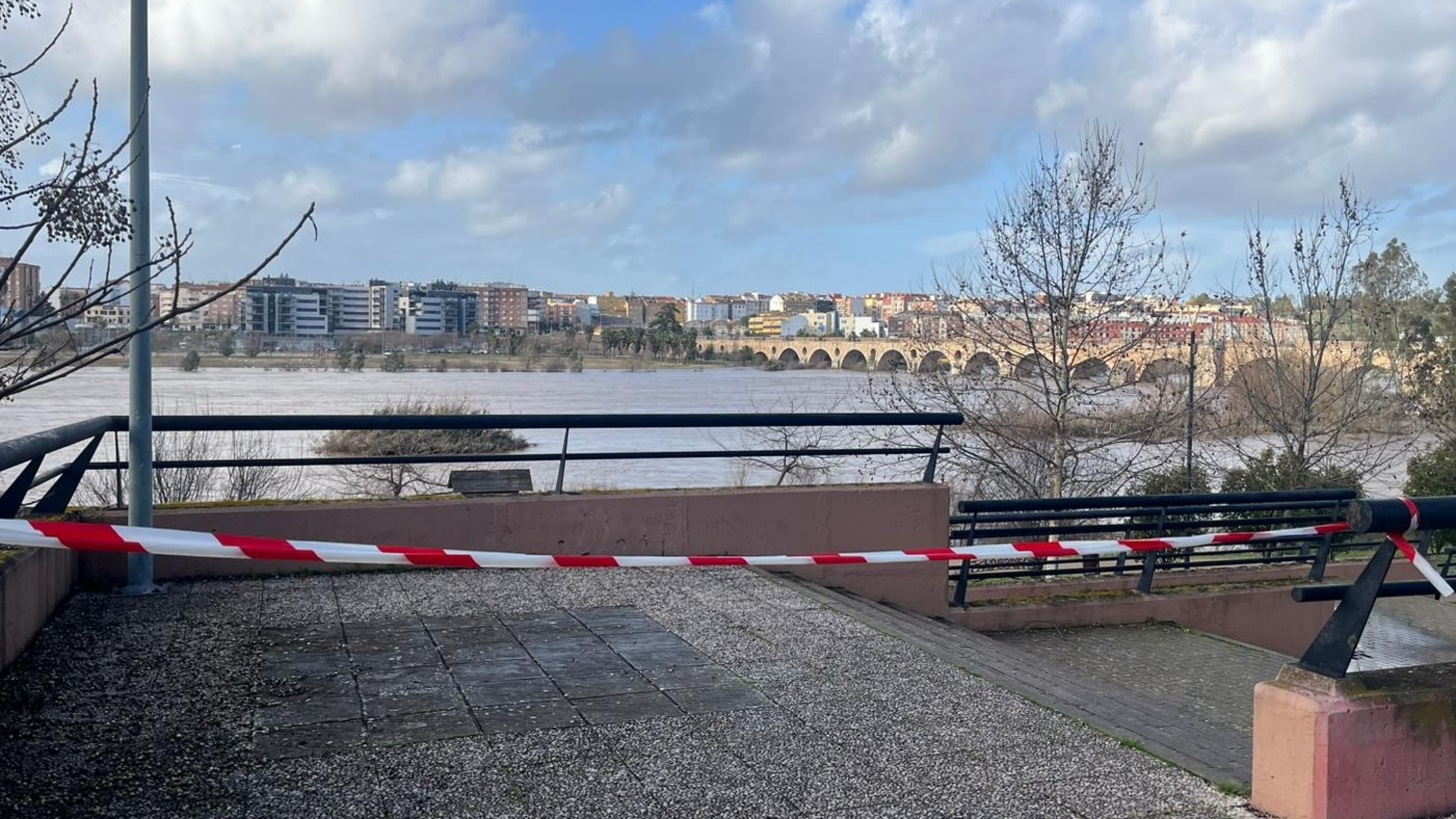 La crecida del Guadiana pone en alerta a Badajoz