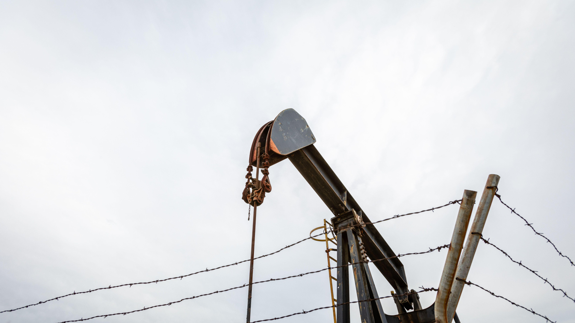 El petróleo alcanza los 114 dólares el barril, su precio más alto desde 2022