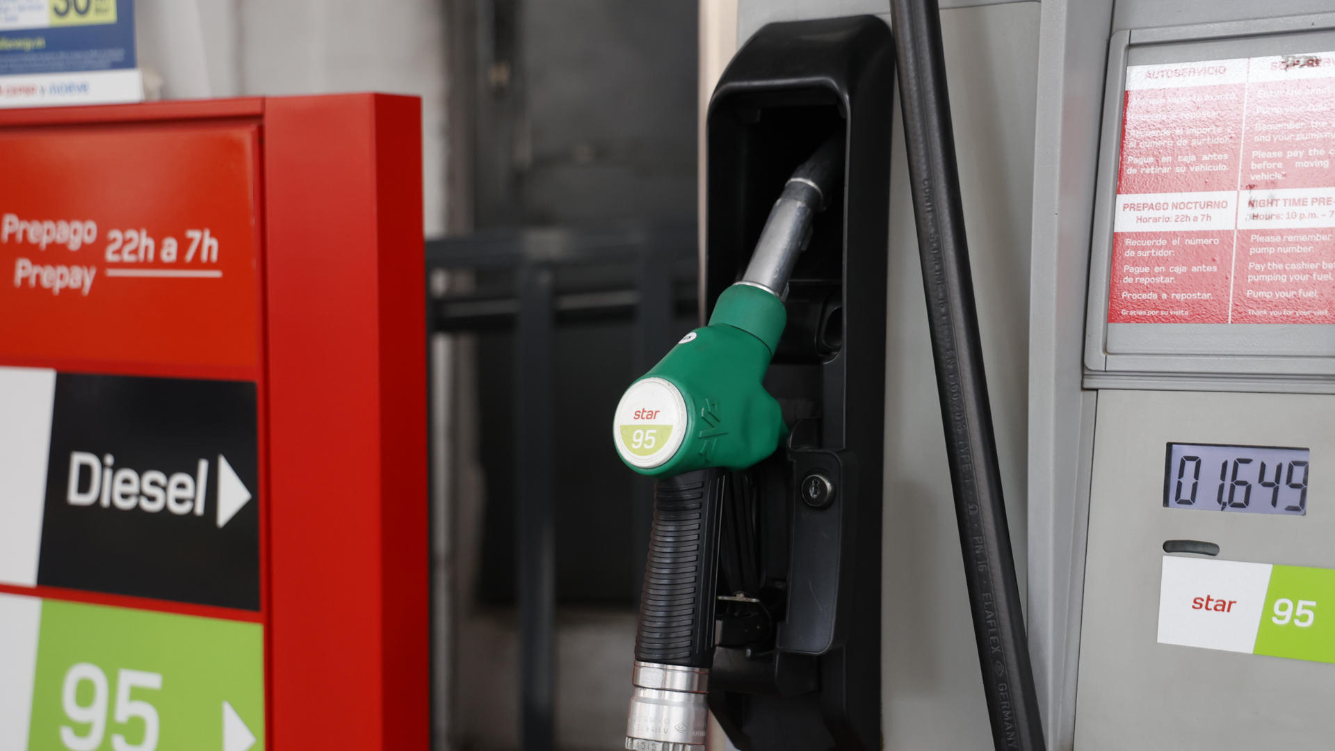 Una gasolinera baja el precio del diésel hasta 50 céntimos el litro por error y el gobierno le obliga a mantenerlo durante 3 horas