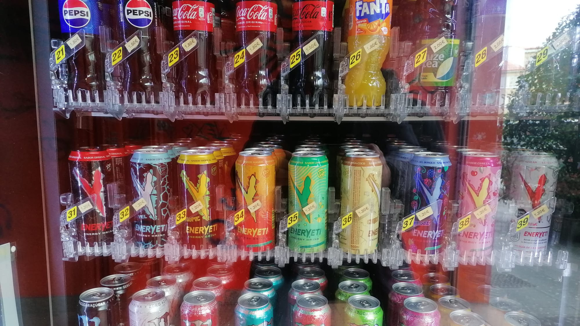 La OCU alerta del peligro de las bebidas energéticas: una sola lata supera el límite de cafeína para adolescentes
