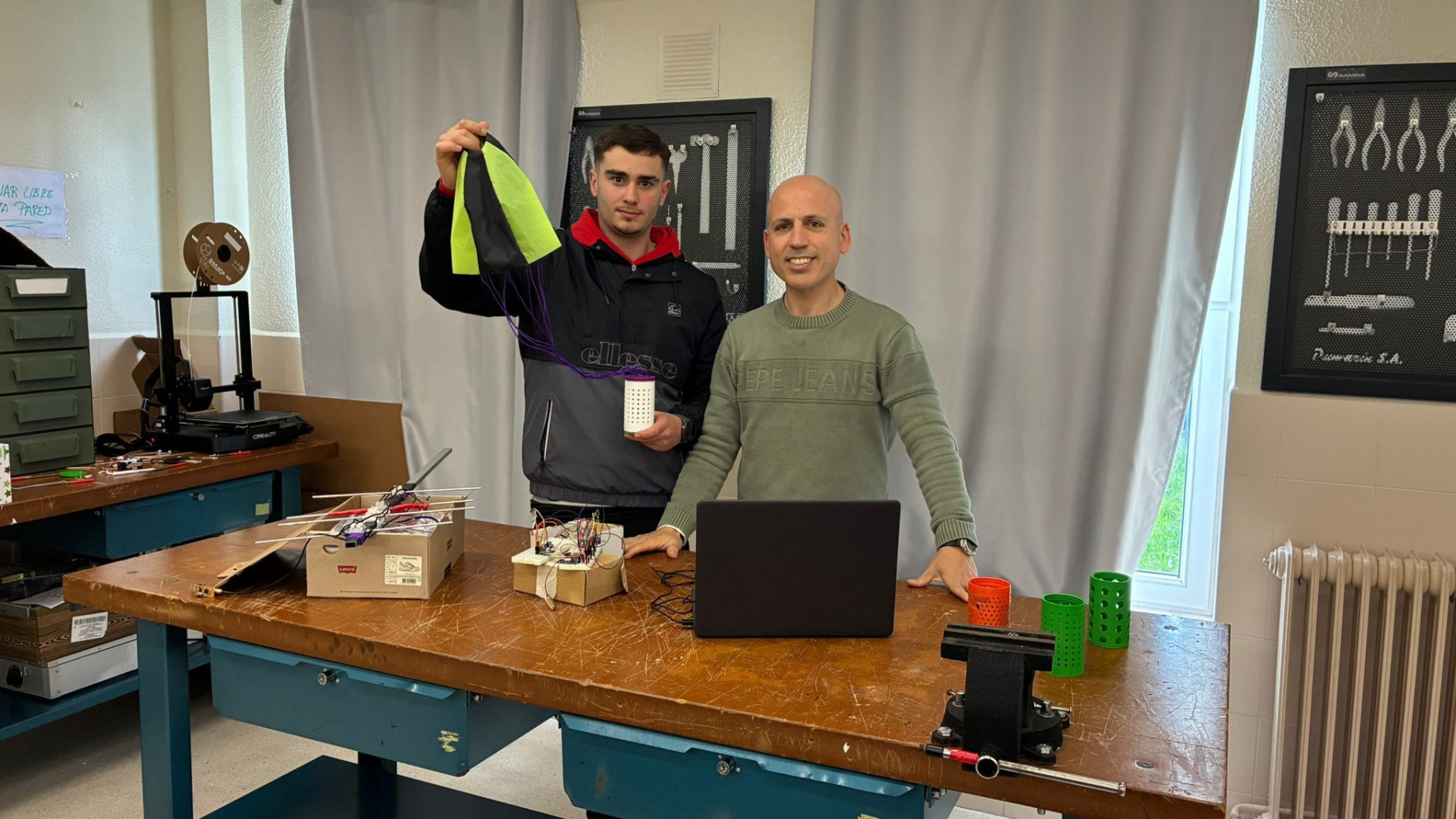 De la clase al espacio: un grupo de estudiantes de Asturias crea un satélite del tamaño de una lata