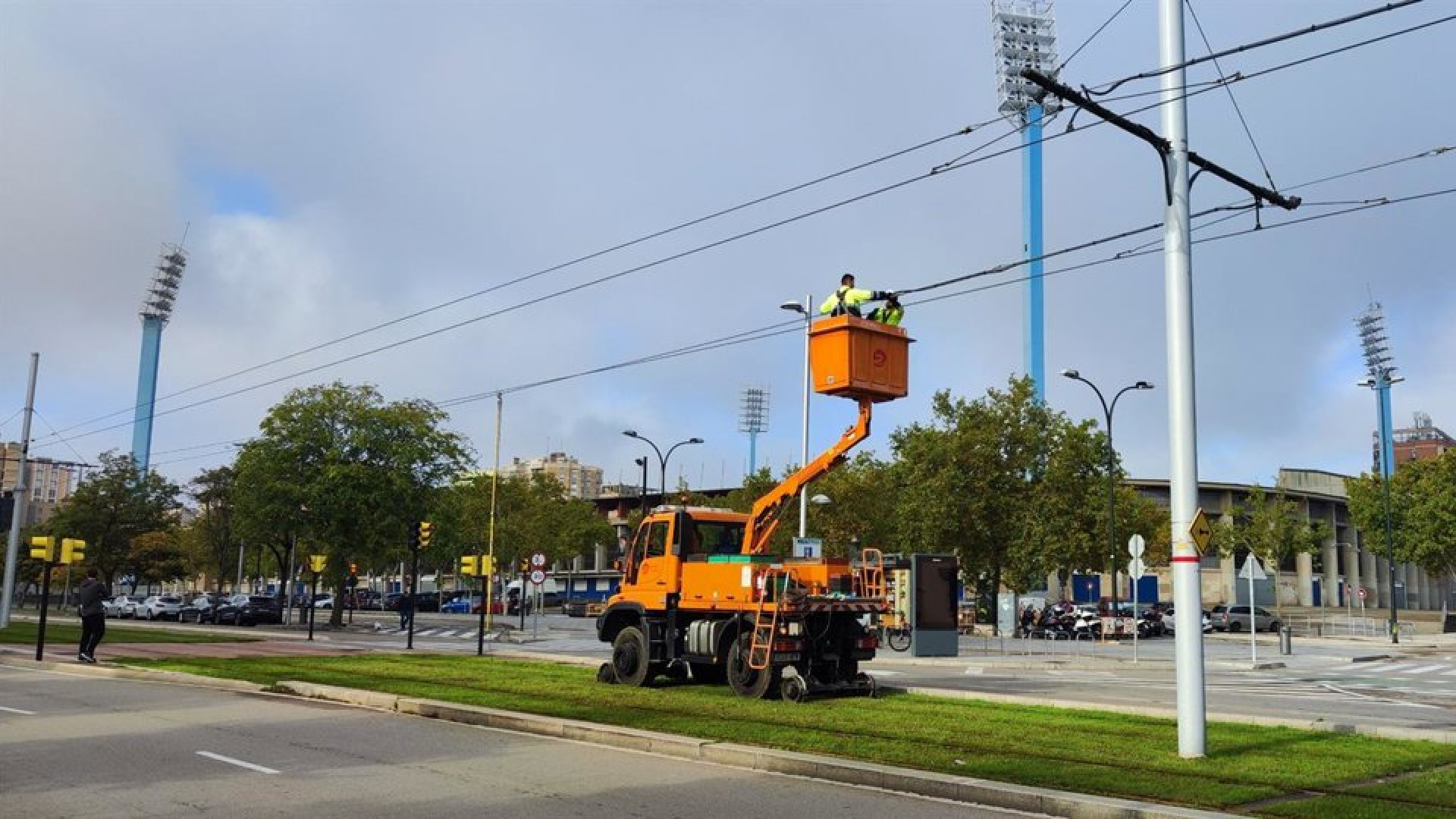 Zaragoza implanta un nuevo paso de peatones 'antiatropellos' en la parada del tranvía de Romareda: "Obliga a mirar a ambos lados"